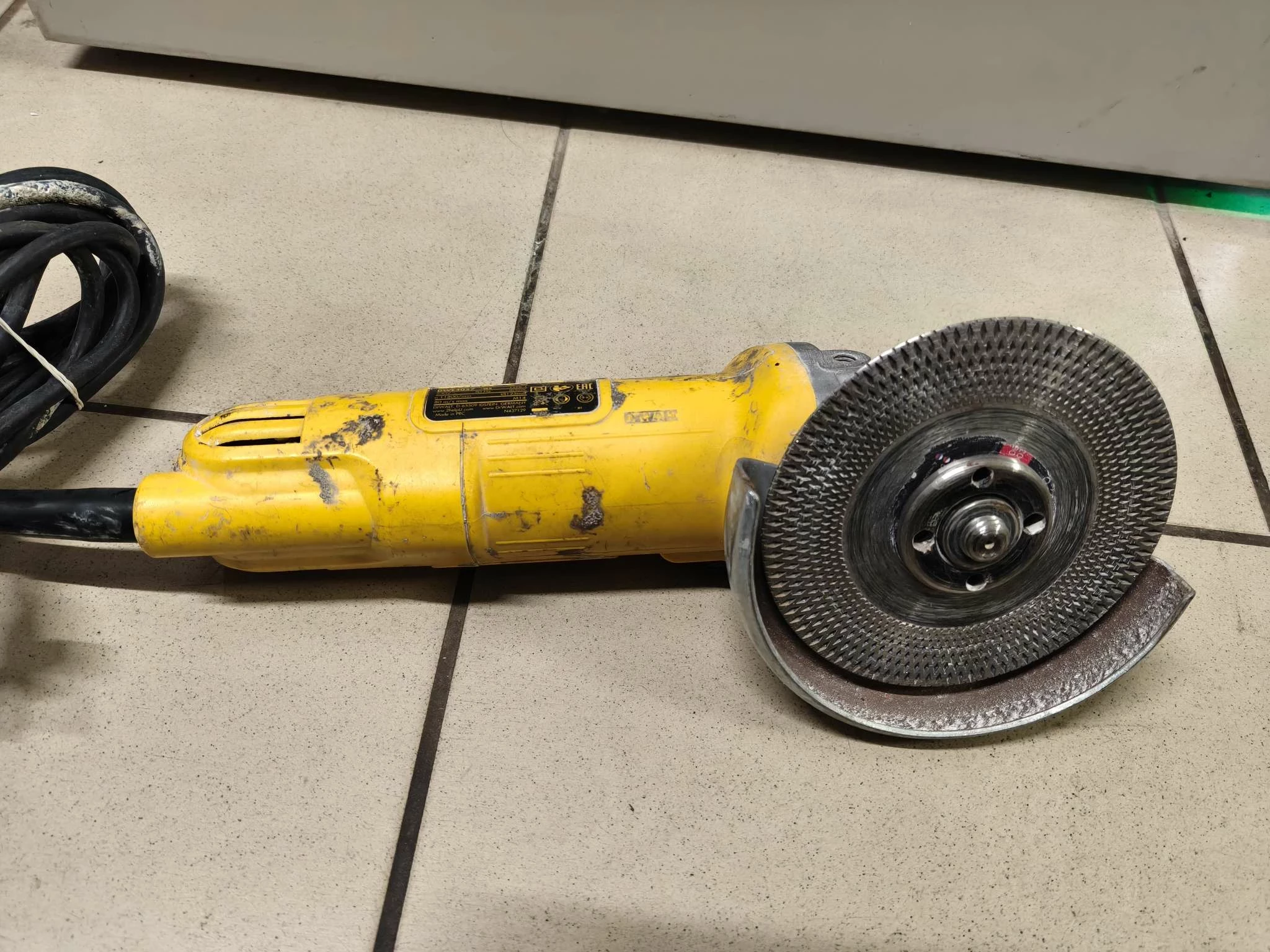 szlifierka-dewalt-dwe4057-800w-maksymalna-moc-80000