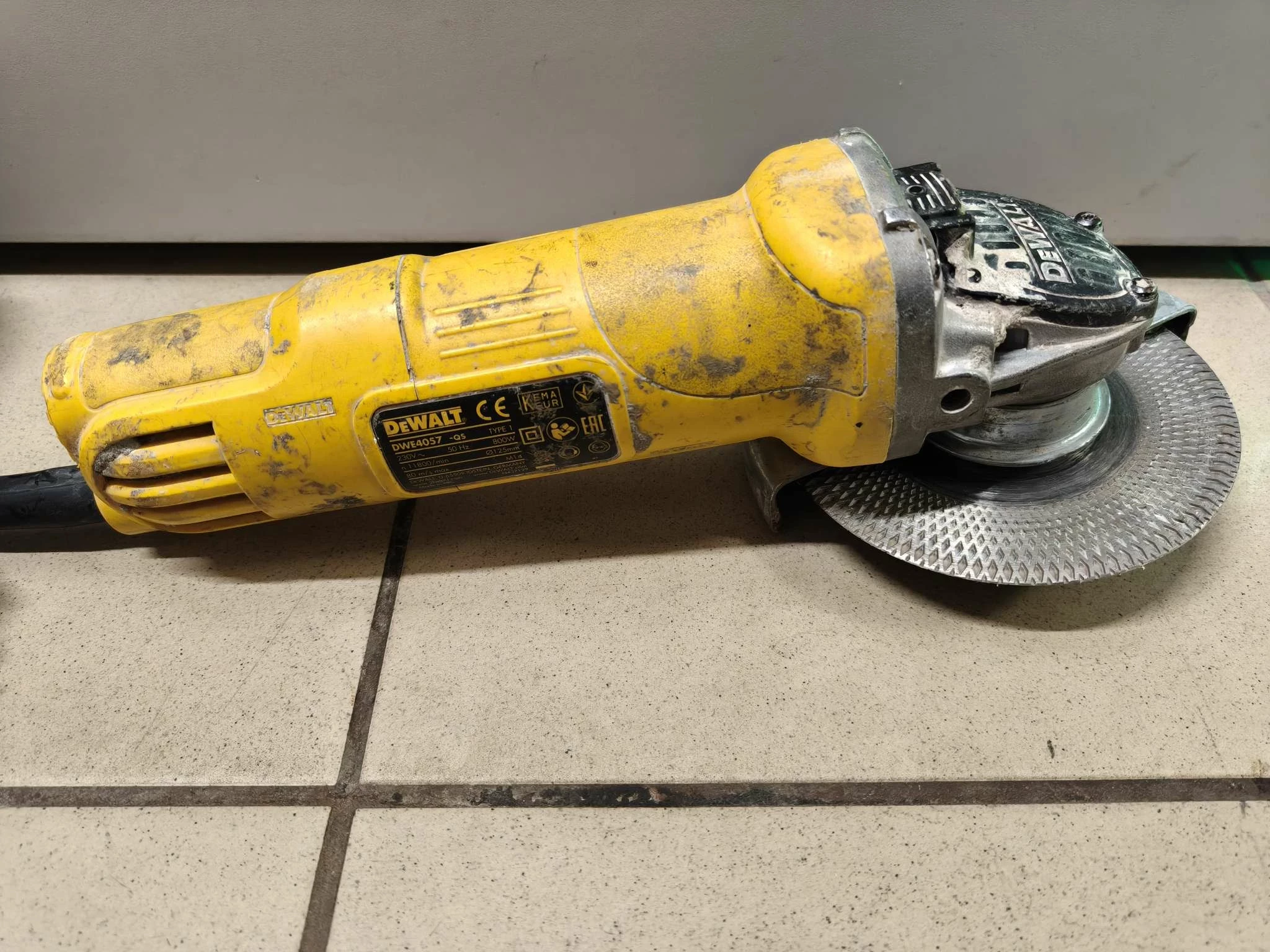 szlifierka-dewalt-dwe4057-800w-kod-producenta-dwe4057