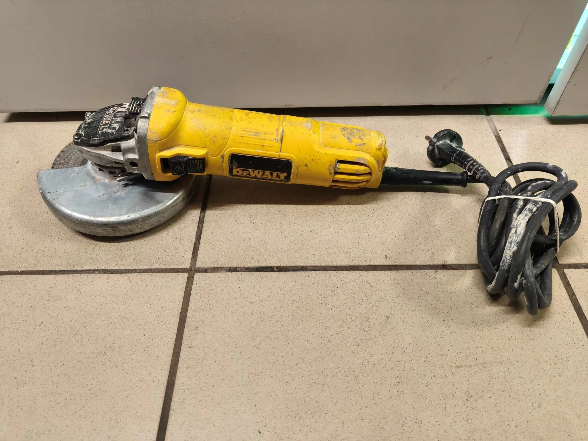 szlifierka-dewalt-dwe4057-800w-ean-gtin-5035048633847