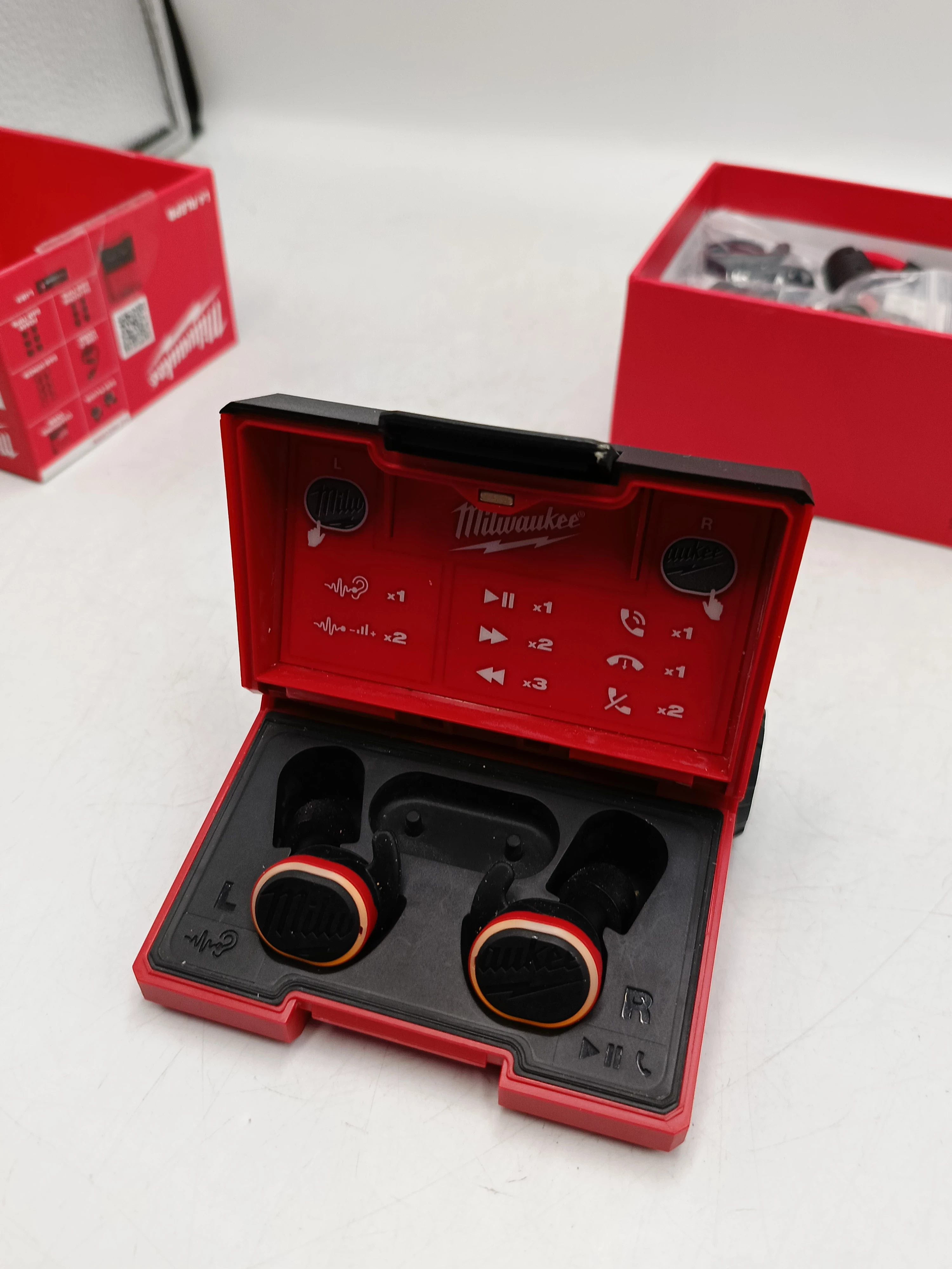 sluchawki-bezprzewodowe-dokanalowe-milwaukee-l4rlepb-pudelko-komplet-stan-11323-2