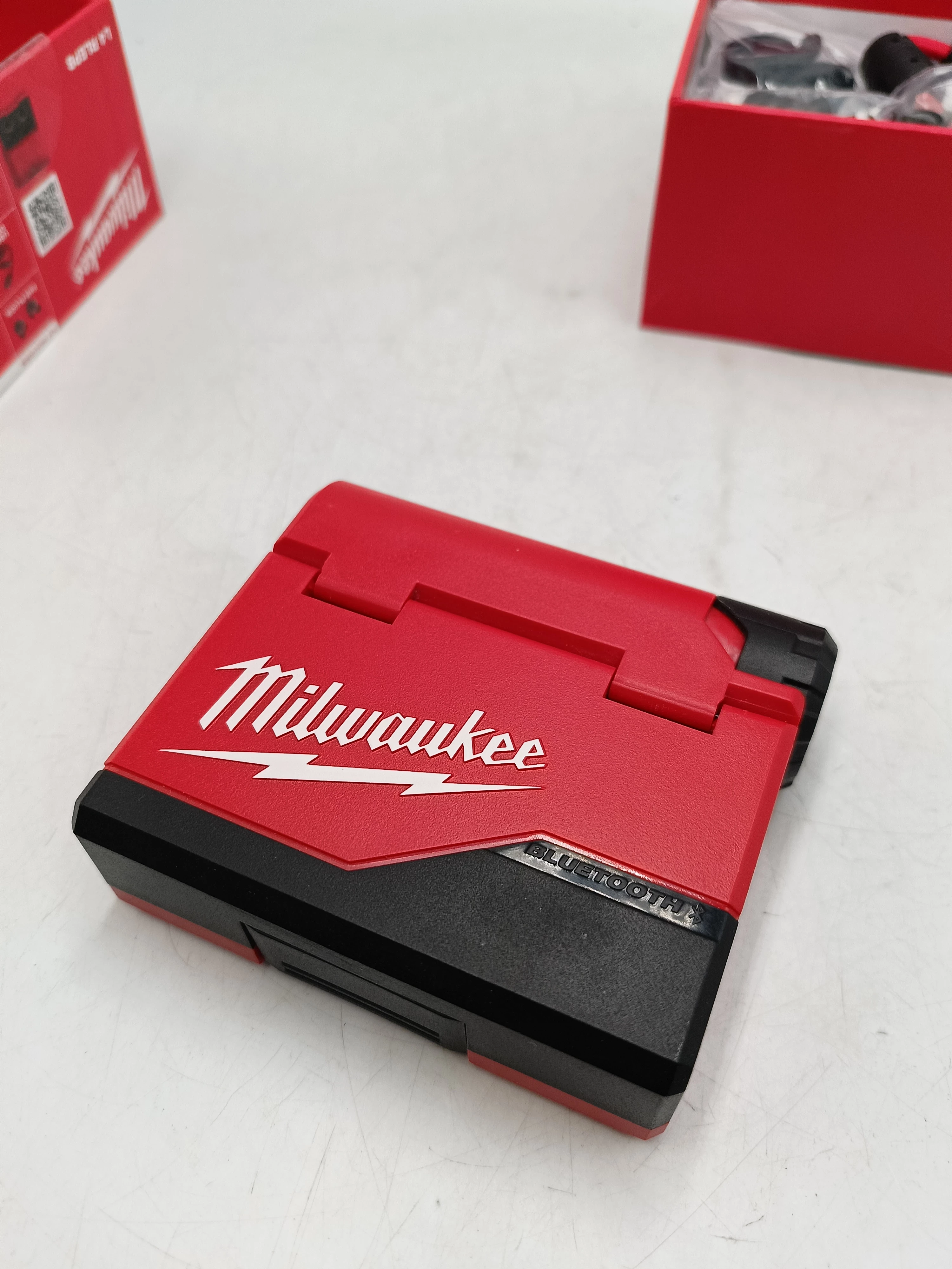 sluchawki-bezprzewodowe-dokanalowe-milwaukee-l4rlepb-pudelko-komplet-kod-producenta-4933478750