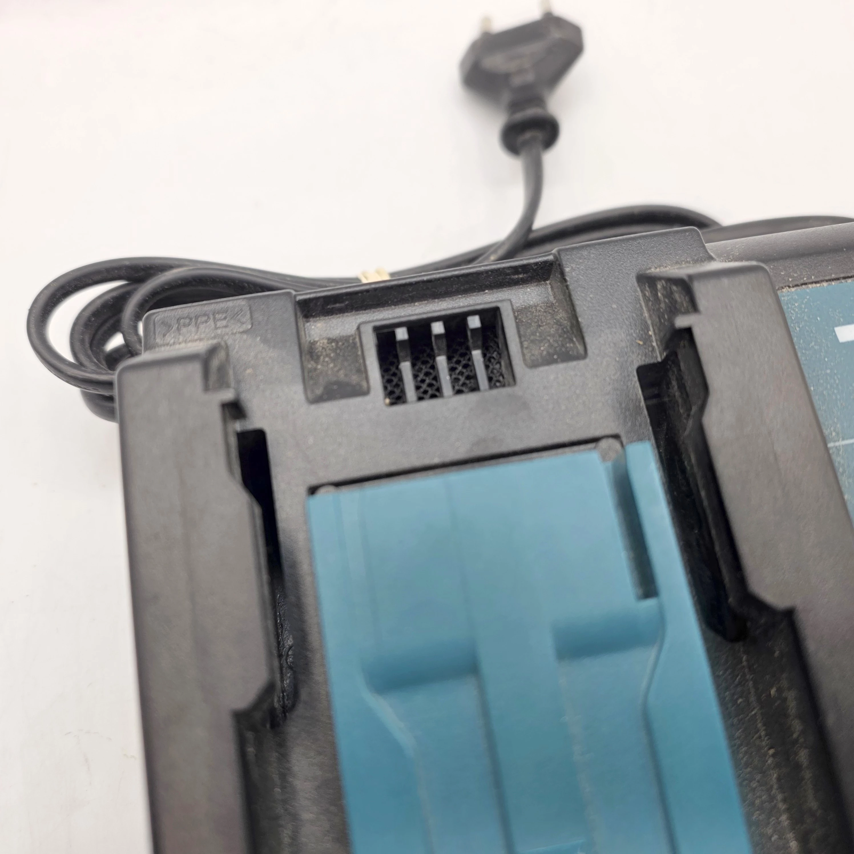 ladowarka-do-akumulatorow-makita-dc18rc-stan-11323-2