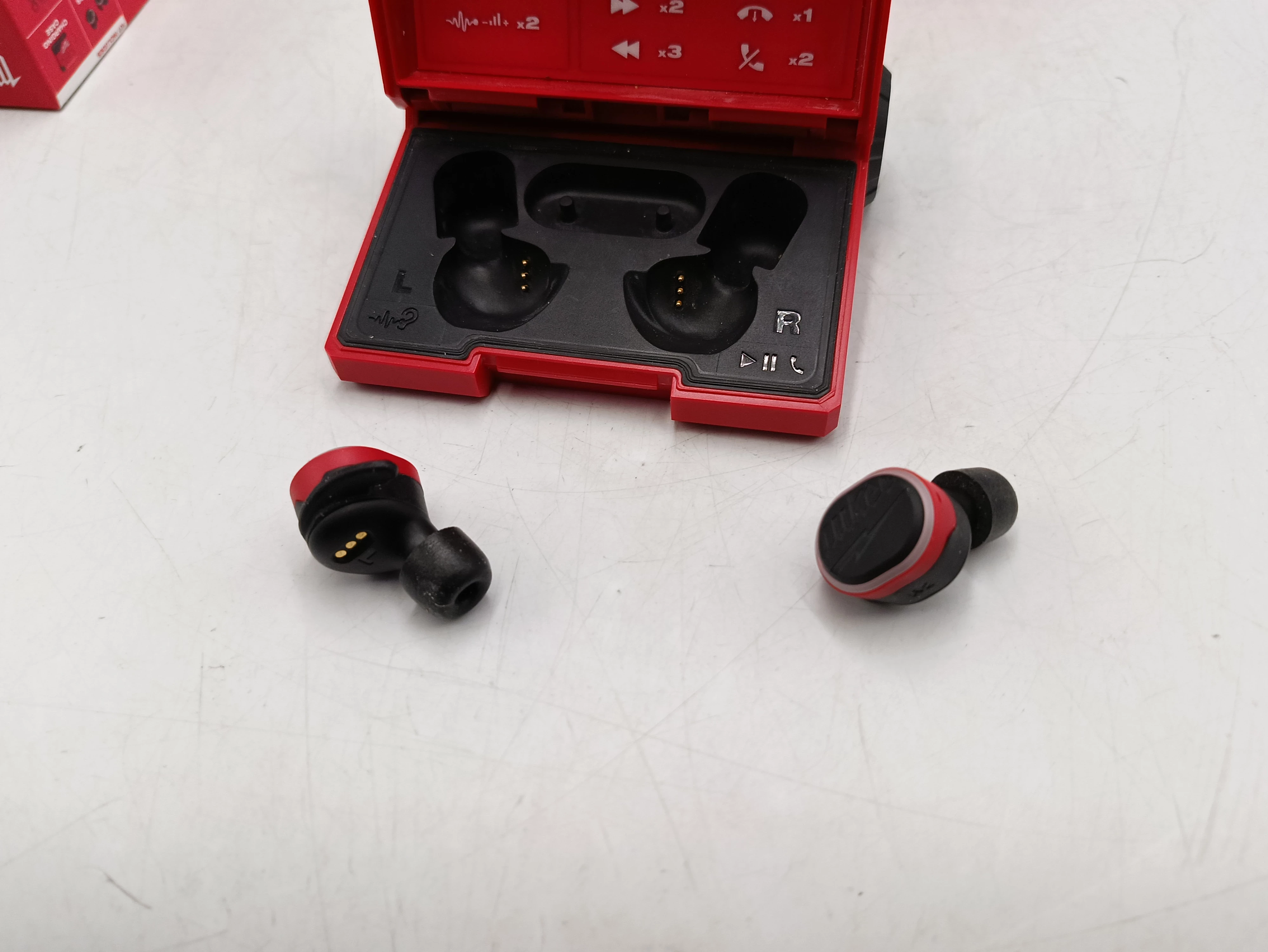 sluchawki-bezprzewodowe-dokanalowe-milwaukee-l4rlepb-pudelko-komplet-ean-gtin-4058546360320