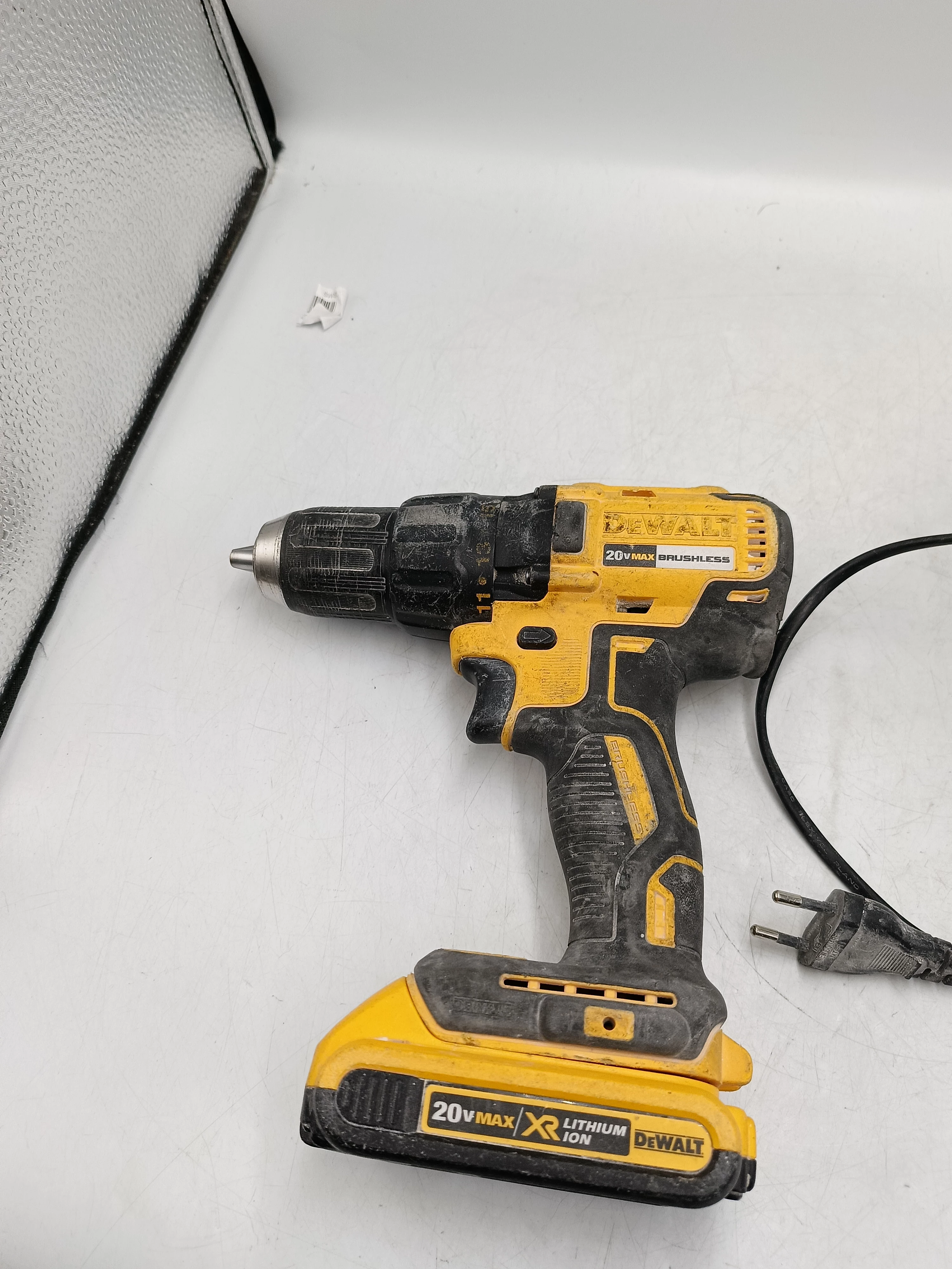 wkretarka-akumulatorowa-dewalt-18-v-dcd777-2x-aku-stan-11323-2