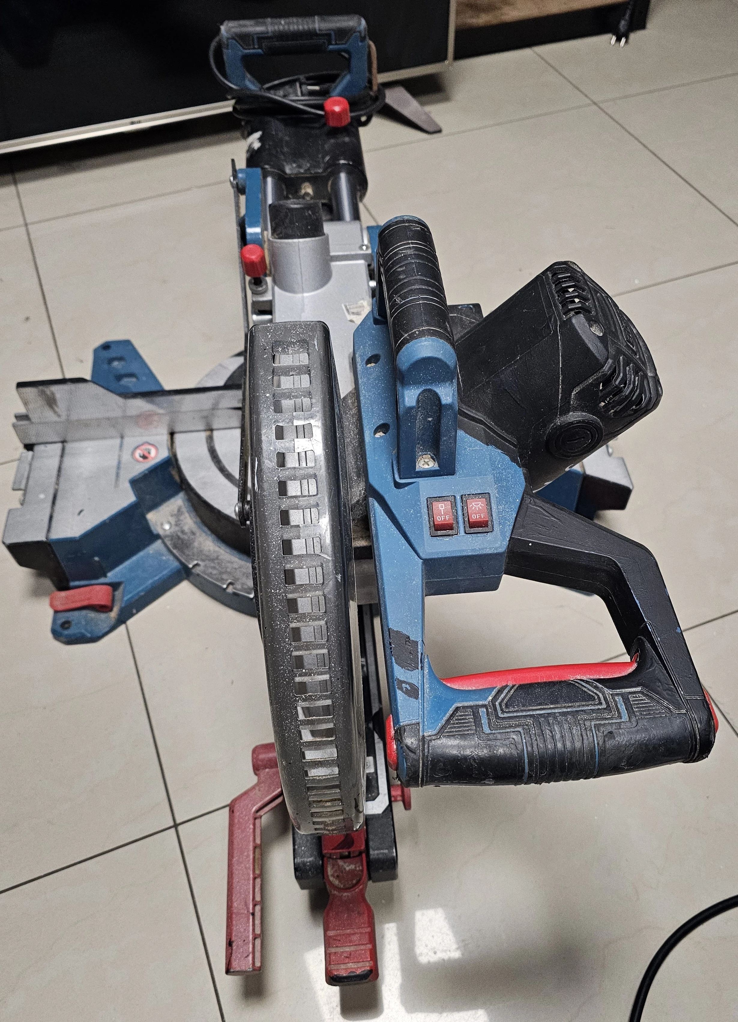 pila-ukosnica-erbauer-emis305s-1800w-305mm-srednica-tarczy-30500