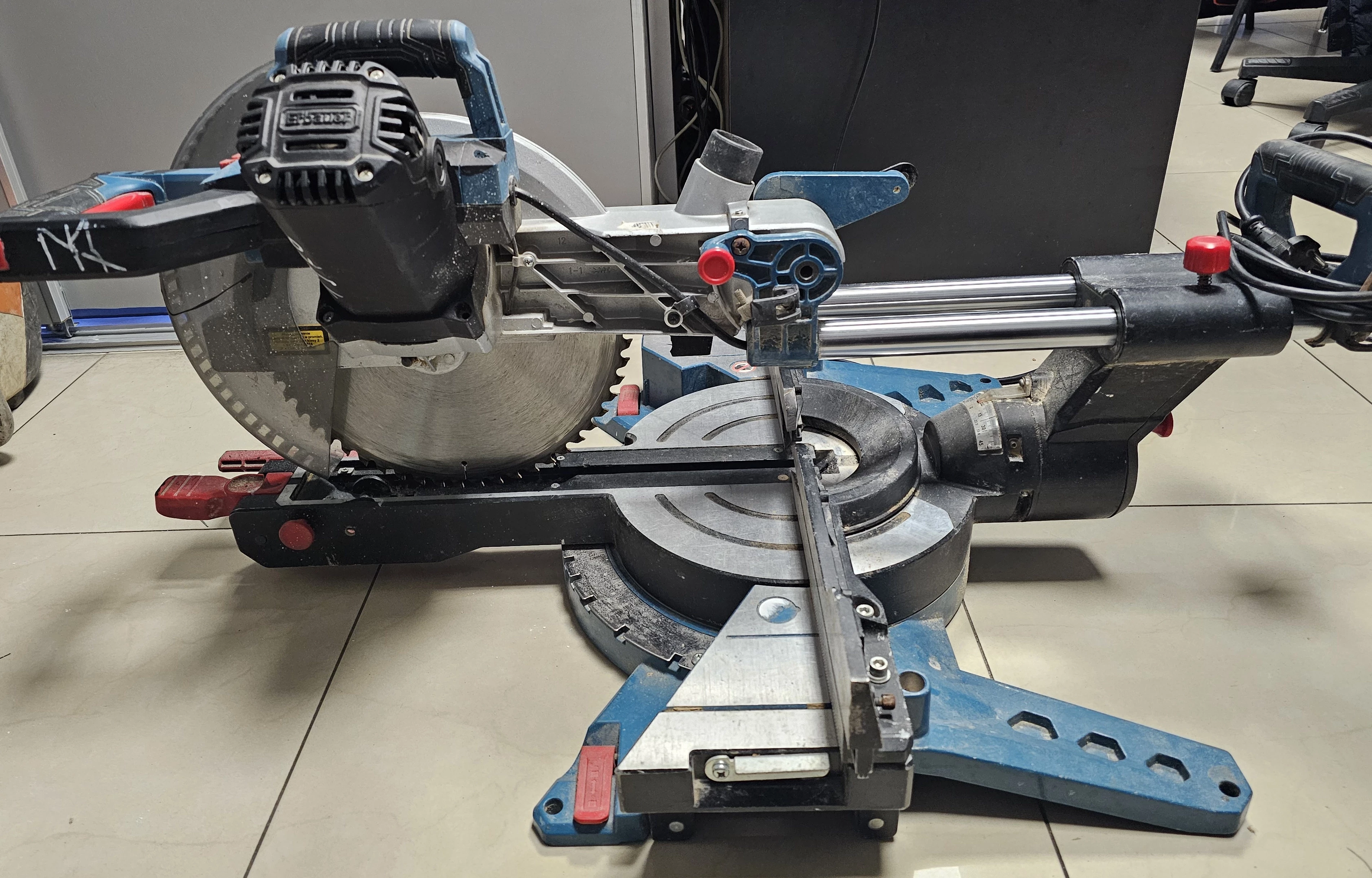 pila-ukosnica-erbauer-emis305s-1800w-305mm-ean-gtin-3663602797326