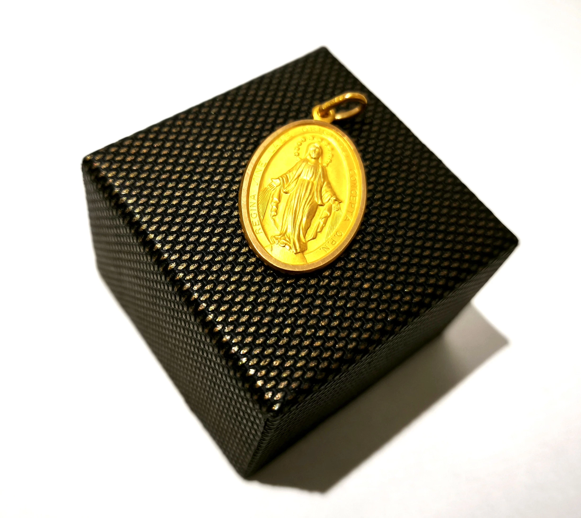 piekna-zlota-zawieszka-750-620-g-kolor-249512-1647429