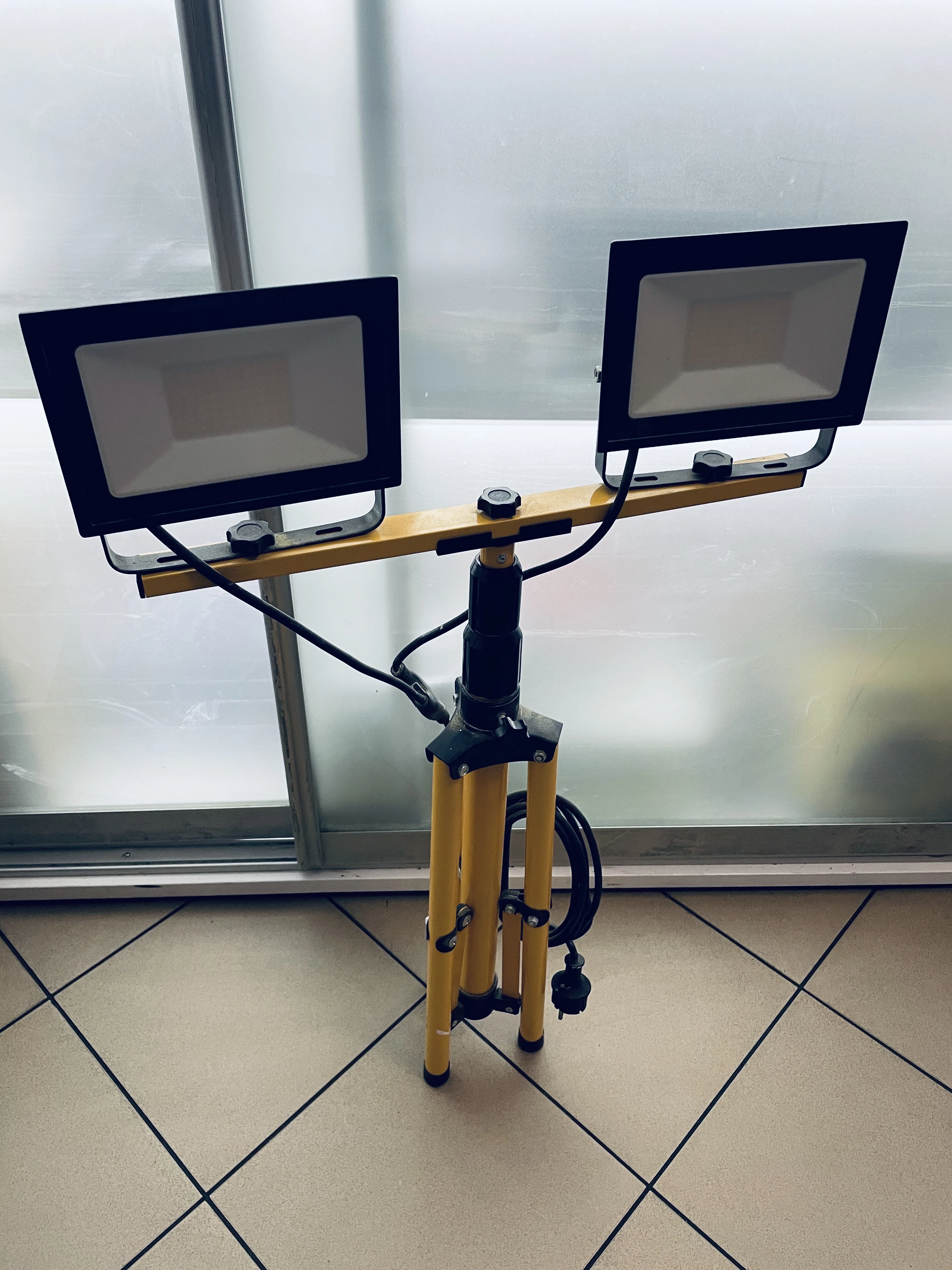 lampa-robocza-led-na-statywie-100-w-2x4250-ip65-anslut-28-czerwca-177-poznan-ska-x