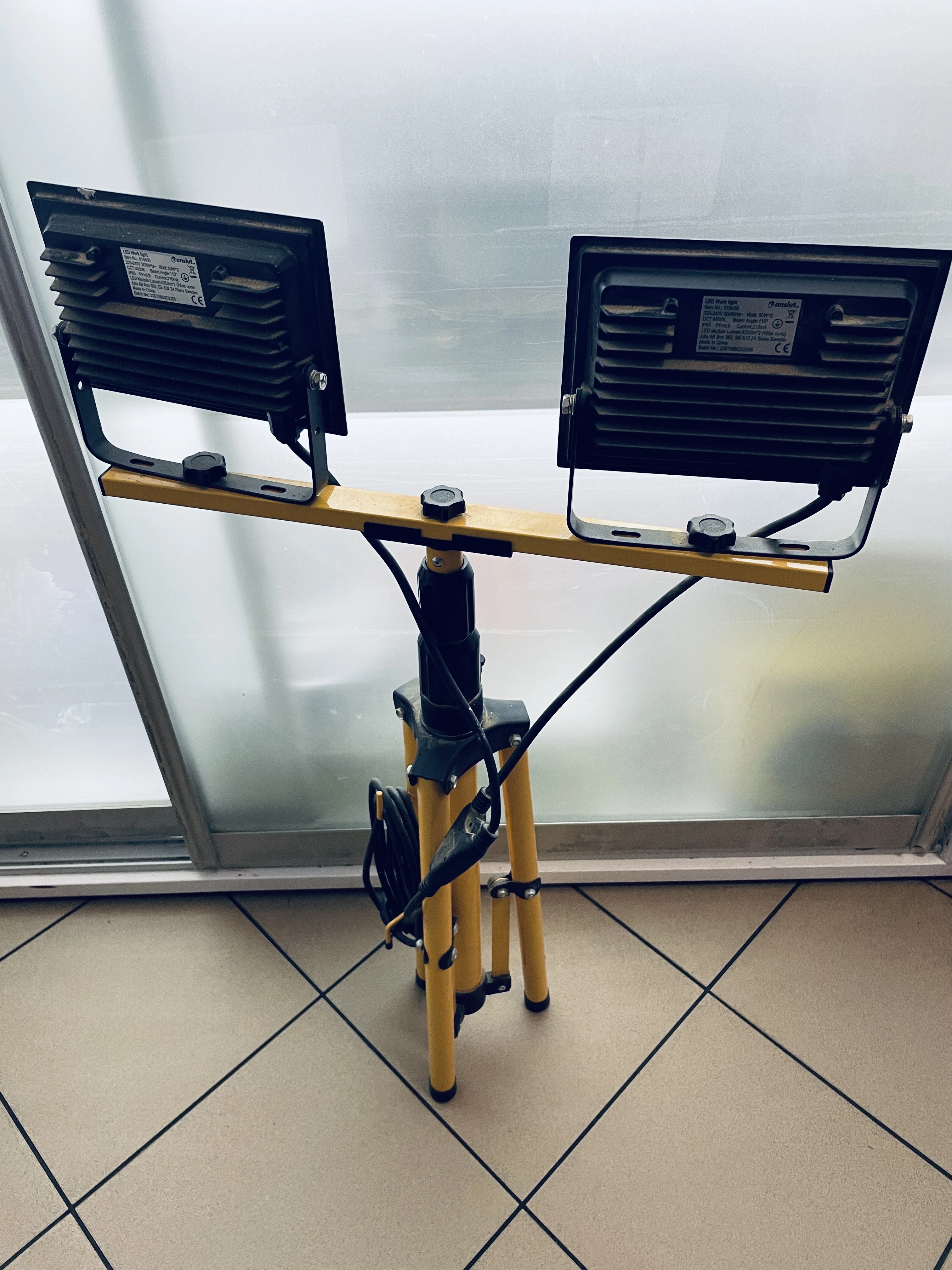 lampa-robocza-led-na-statywie-100-w-2x4250-ip65-anslut-moc-znamionowa-10000