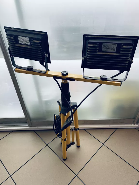 lampa-robocza-led-na-statywie-100-w-2x4250-ip65-anslut-moc-znamionowa-10000