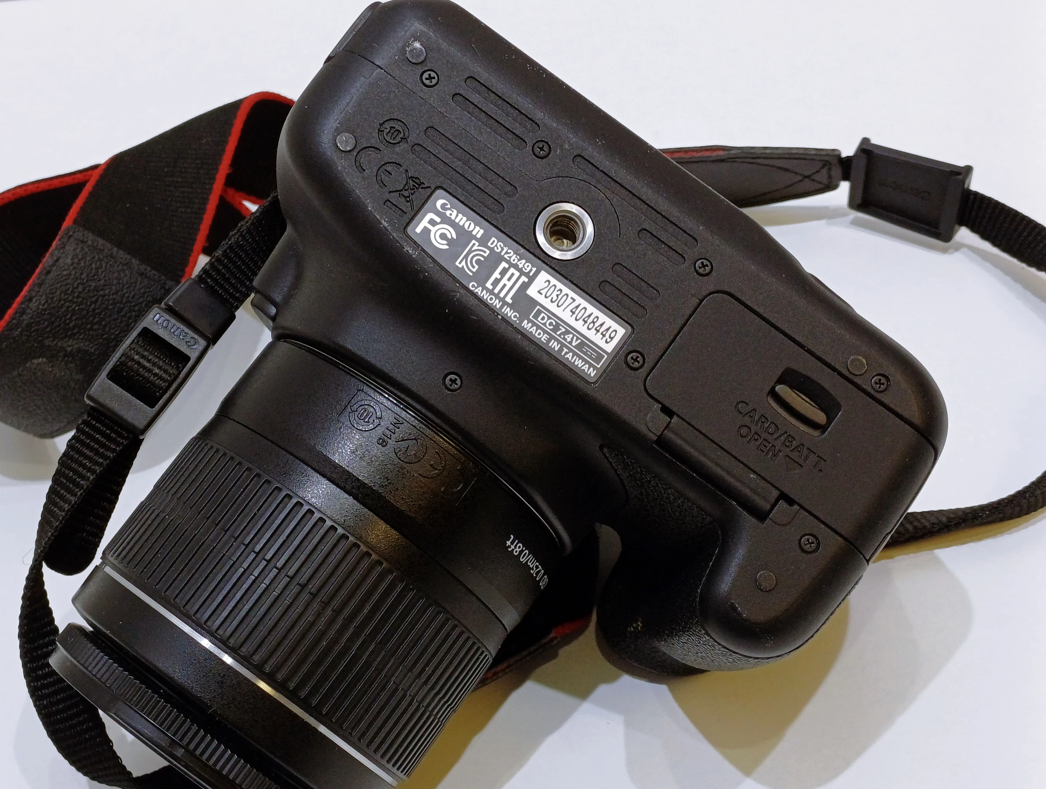 lustrzanka-canon-eos-1200d-obiektyw-18-55-is-4311-przebieg-przekatna-ekranu-300