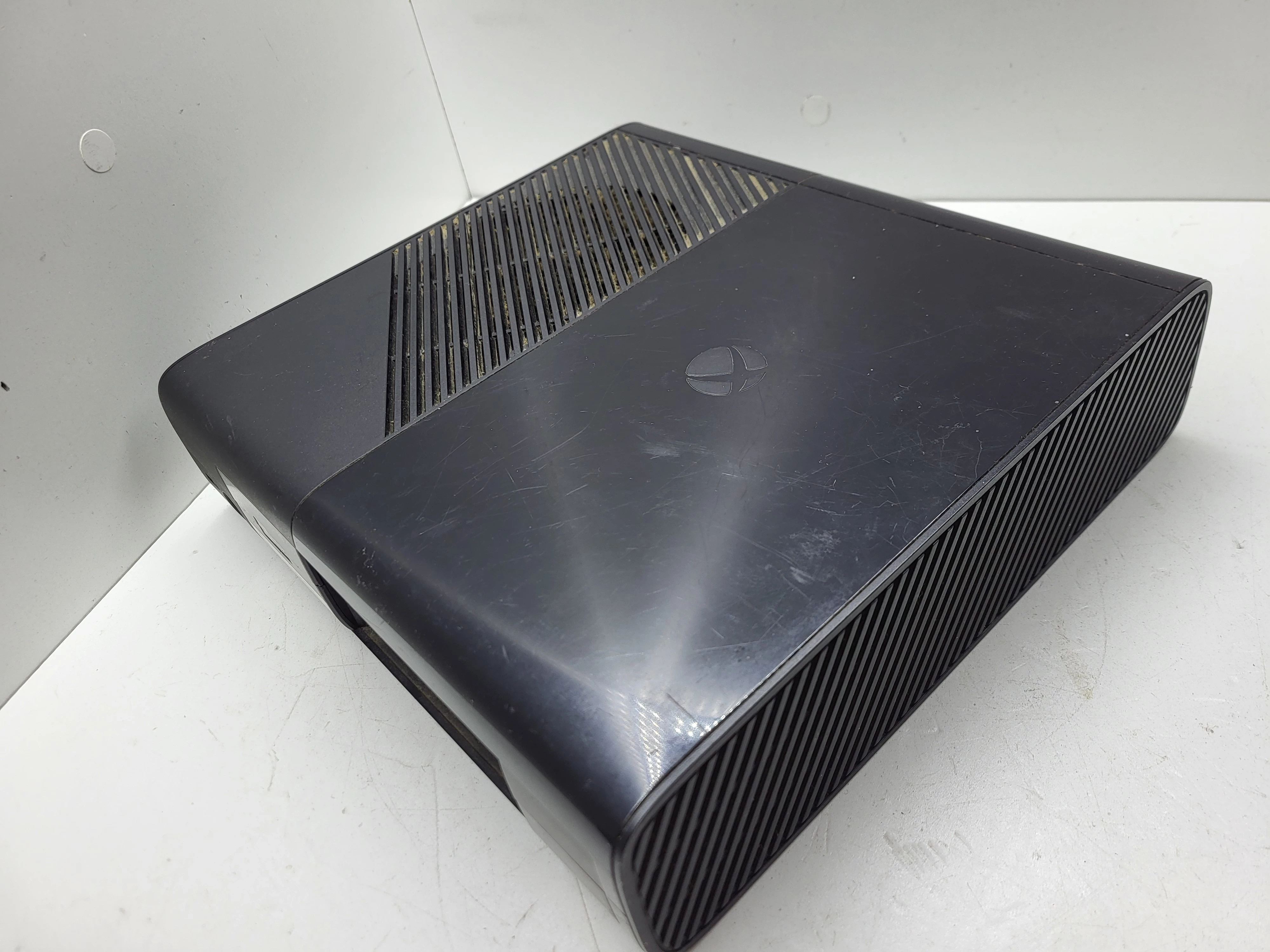 konsola-xbox-360e-250gb-pad-dolaczone-gry-fifa-15