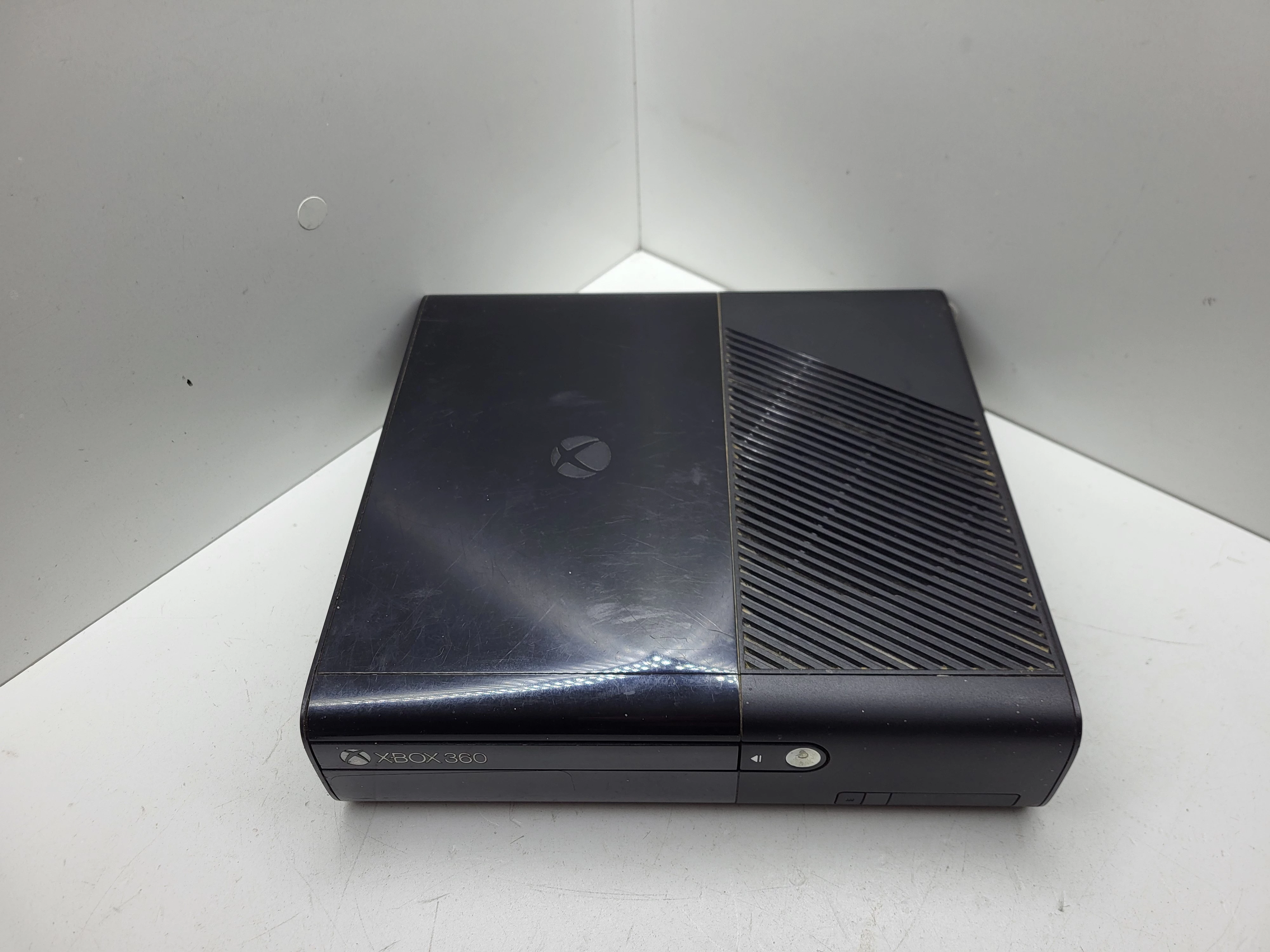 konsola-xbox-360e-250gb-pad-stan-11323-2