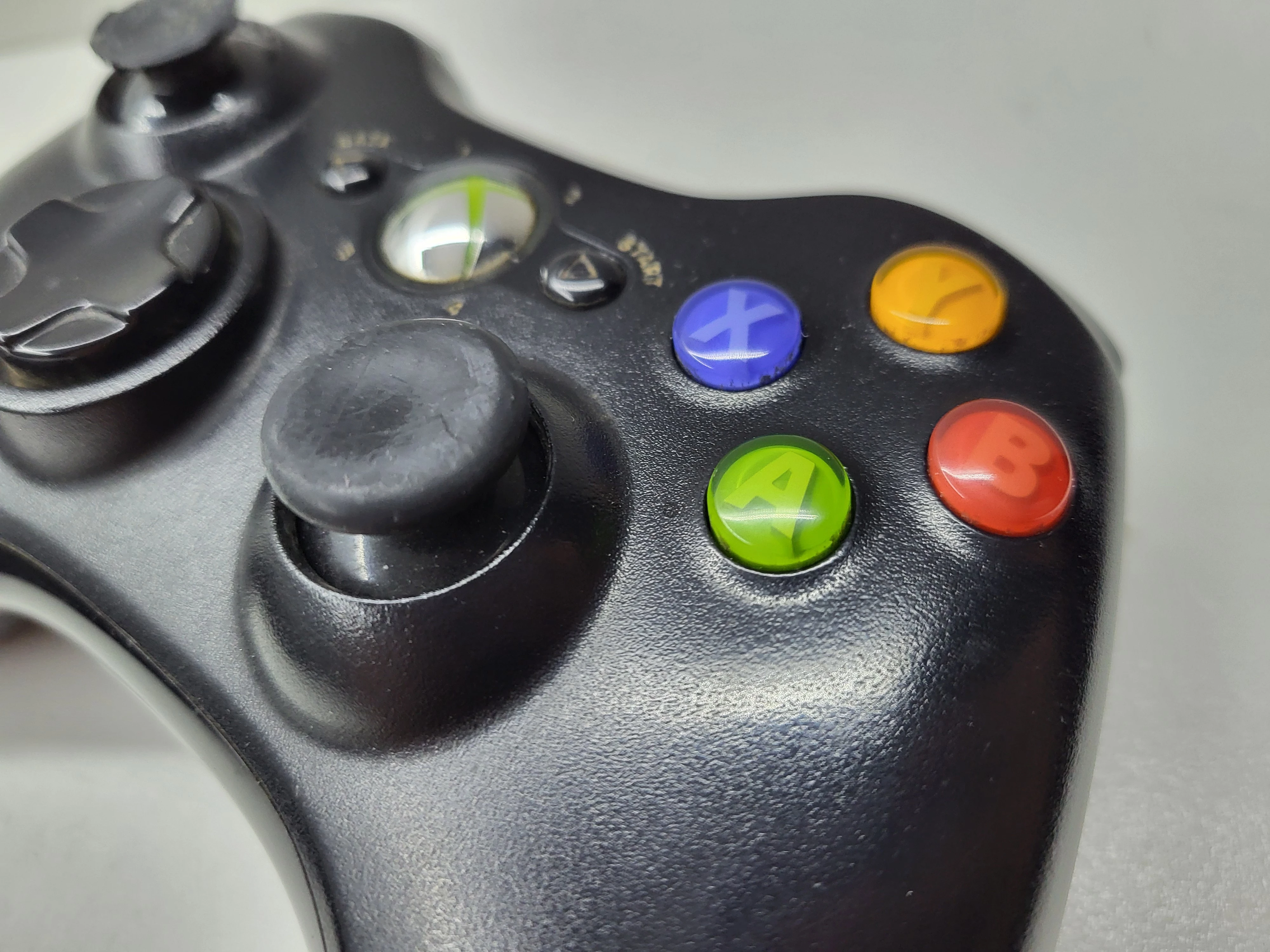 konsola-xbox-360e-250gb-pad-zlacza-205990-1