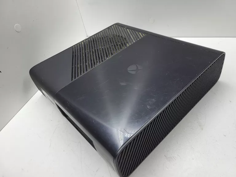 konsola-xbox-360e-250gb-pad-dolaczone-gry-fifa-15