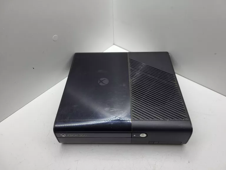 konsola-xbox-360e-250gb-pad-stan-11323-2
