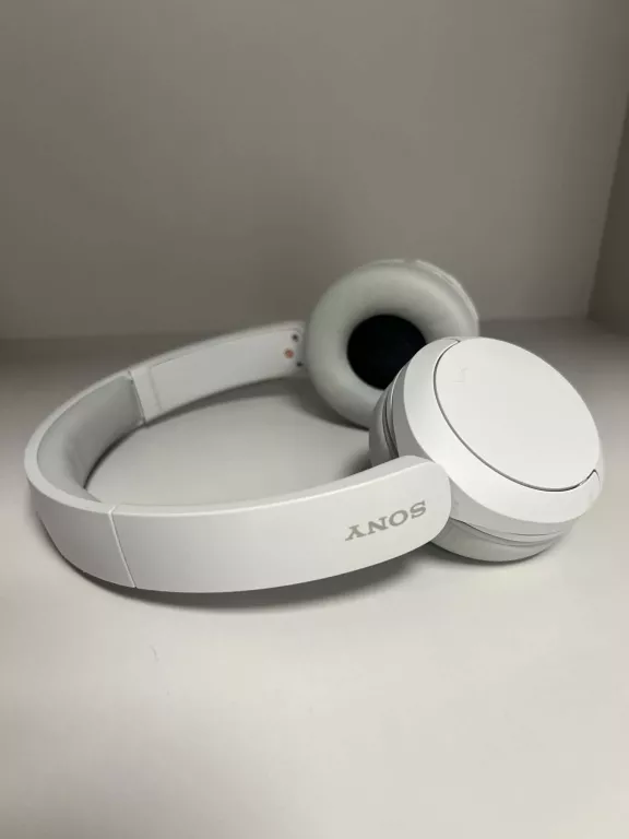 sluchawki-sony-nauszne-kolor-dominujacy-129357-3