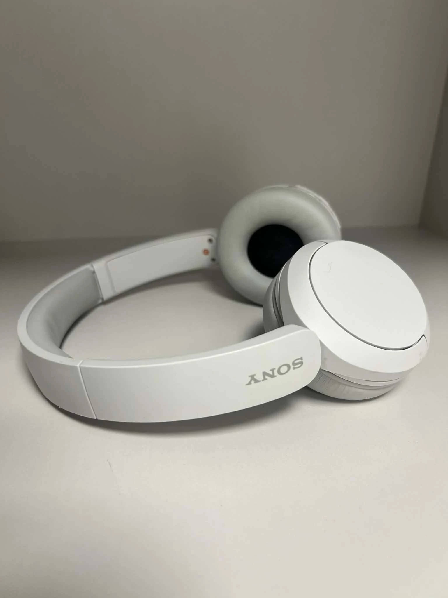 sluchawki-sony-nauszne-kolor-dominujacy-129357-3