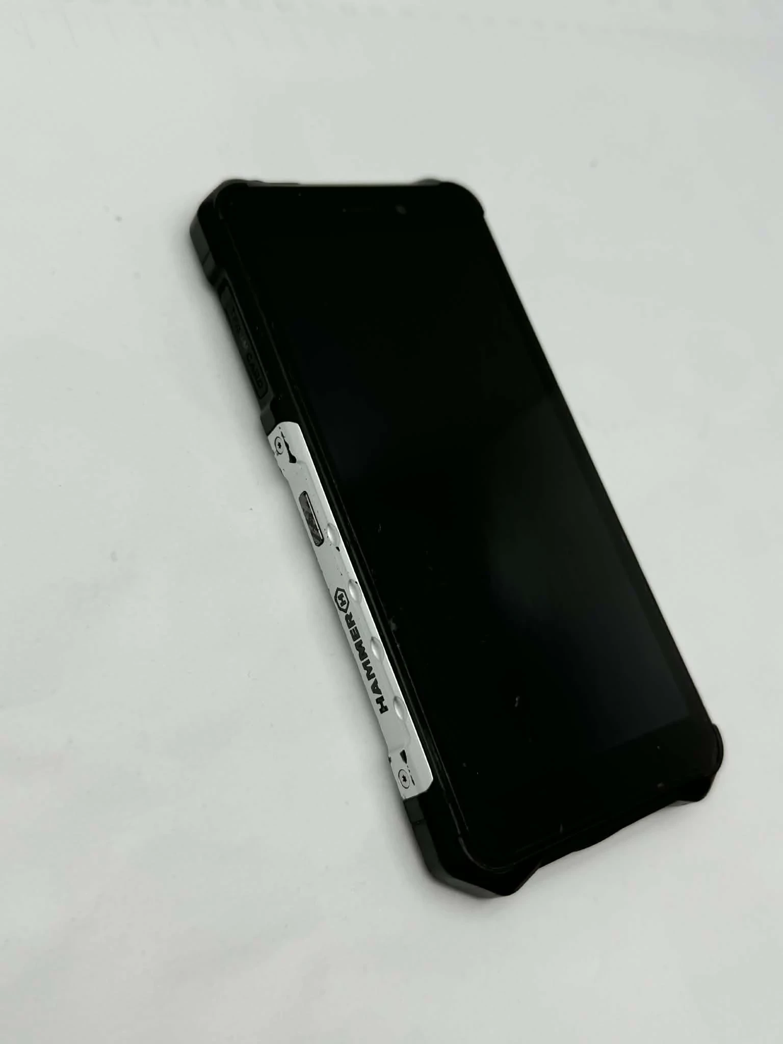 telefon-hammer-iron-3-lte-32gb-stan-11323-2