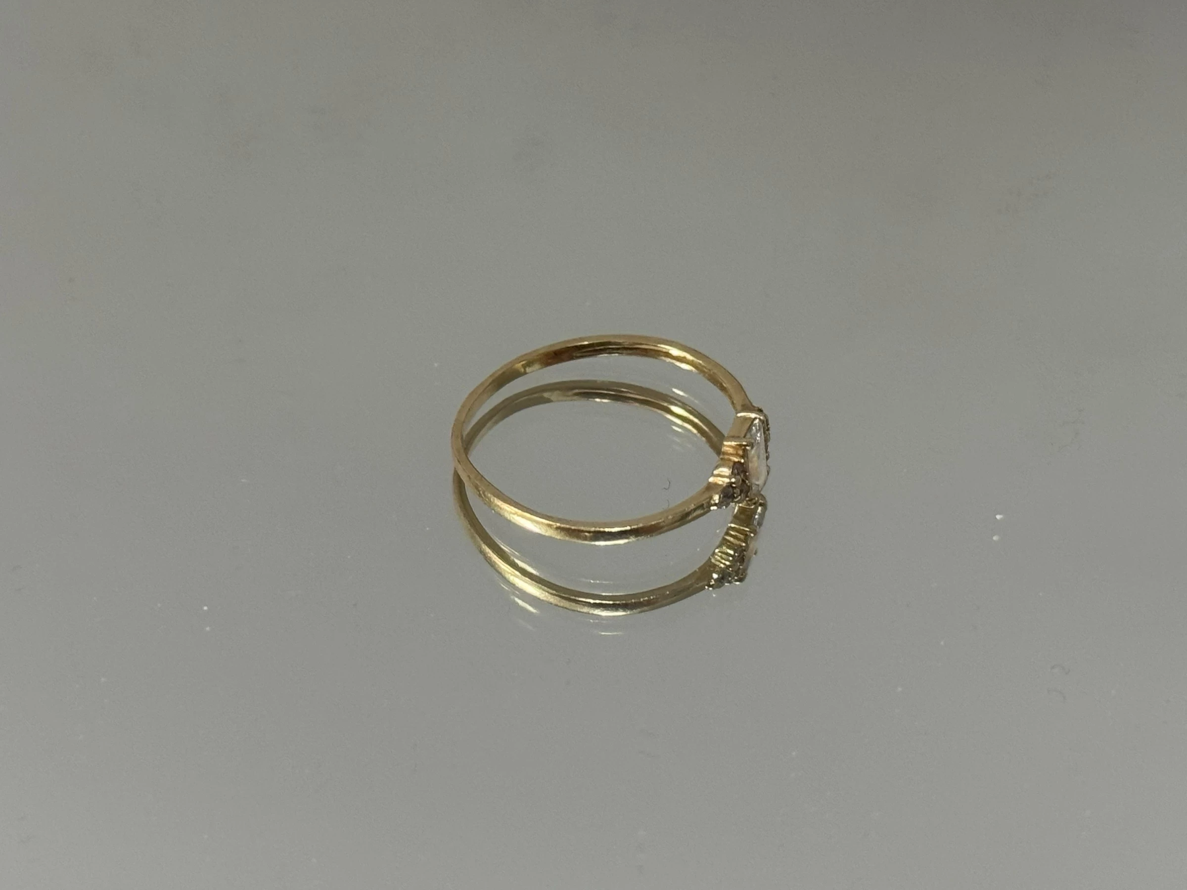 zloty-pierscionek-z-cyrkoniami-p585w098gr16-rodzaj-2205-16