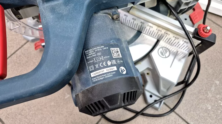 ukosnica-pila-z-laserem-1300-w-216x30-mm-gcm-216-bosch-pud-srednica-tarczy-21600