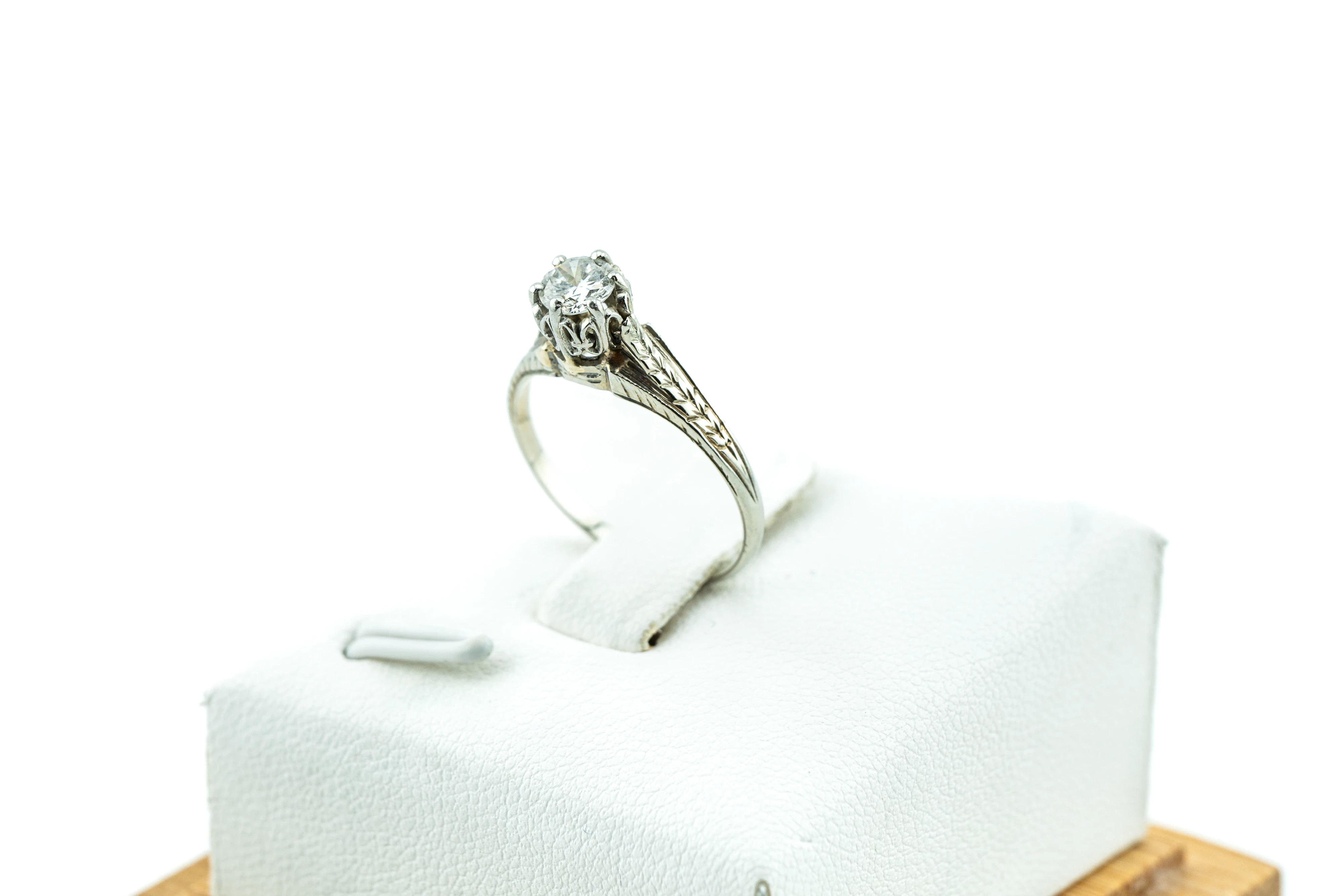 imponujacy-pierscionek-zareczynowy-z-bialego-zlota-750-brylant-031ct-material-15835-2