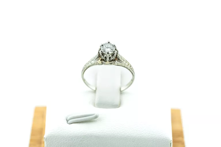 imponujacy-pierscionek-zareczynowy-z-bialego-zlota-750-brylant-031ct-rodzaj-2205-16