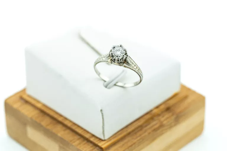 imponujacy-pierscionek-zareczynowy-z-bialego-zlota-750-brylant-031ct-kamien-17088-8
