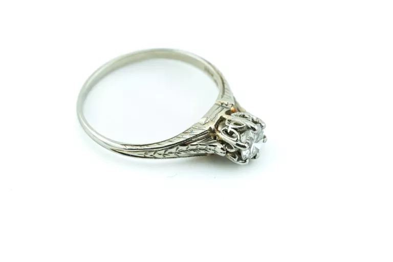 imponujacy-pierscionek-zareczynowy-z-bialego-zlota-750-brylant-031ct-waga-241