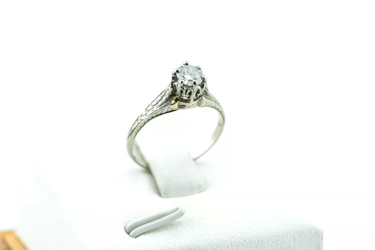 imponujacy-pierscionek-zareczynowy-z-bialego-zlota-750-brylant-031ct-plec-15851-1