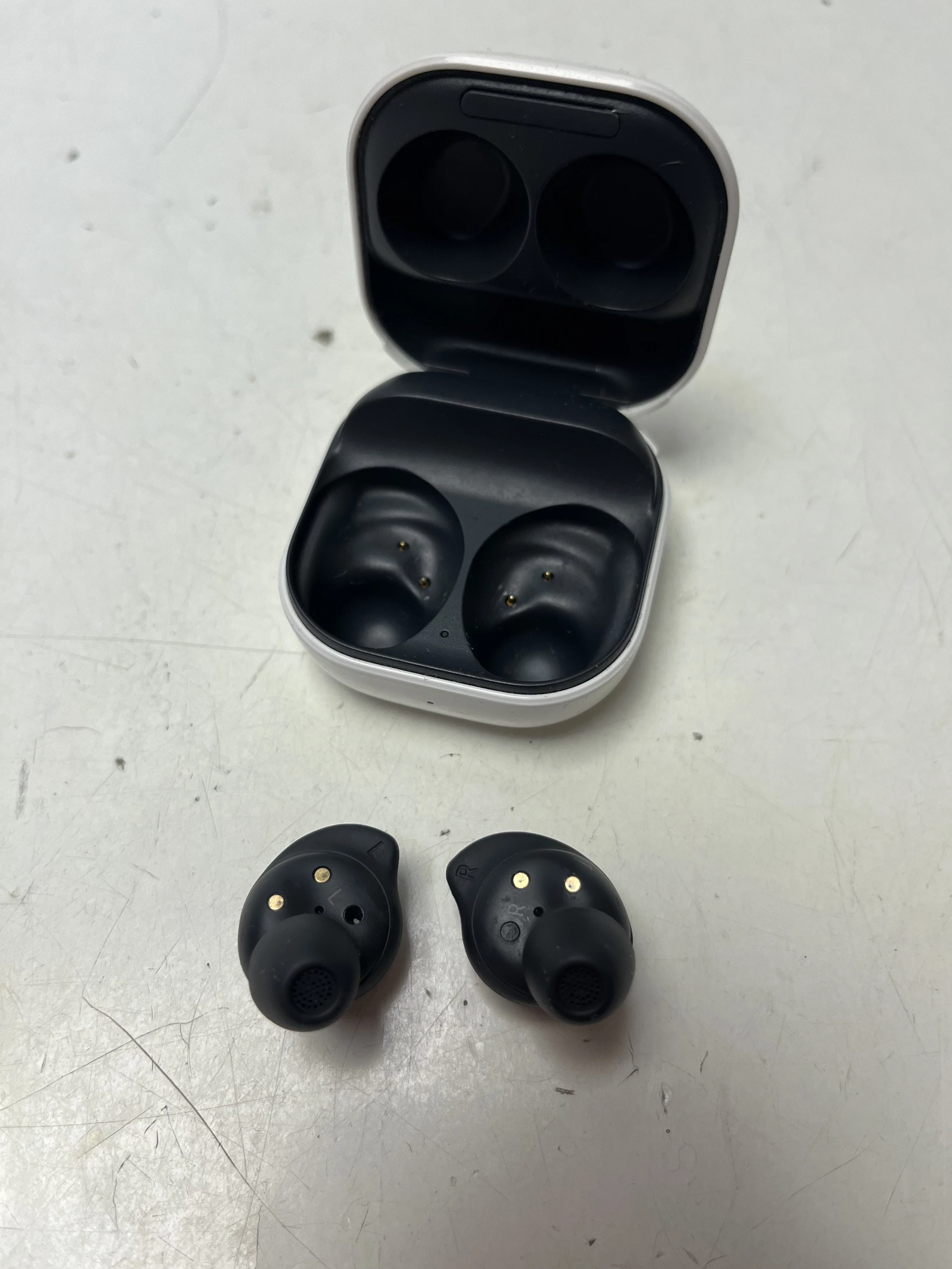 sluchawki-samsung-galaxy-buds-fe-stan-11323-2