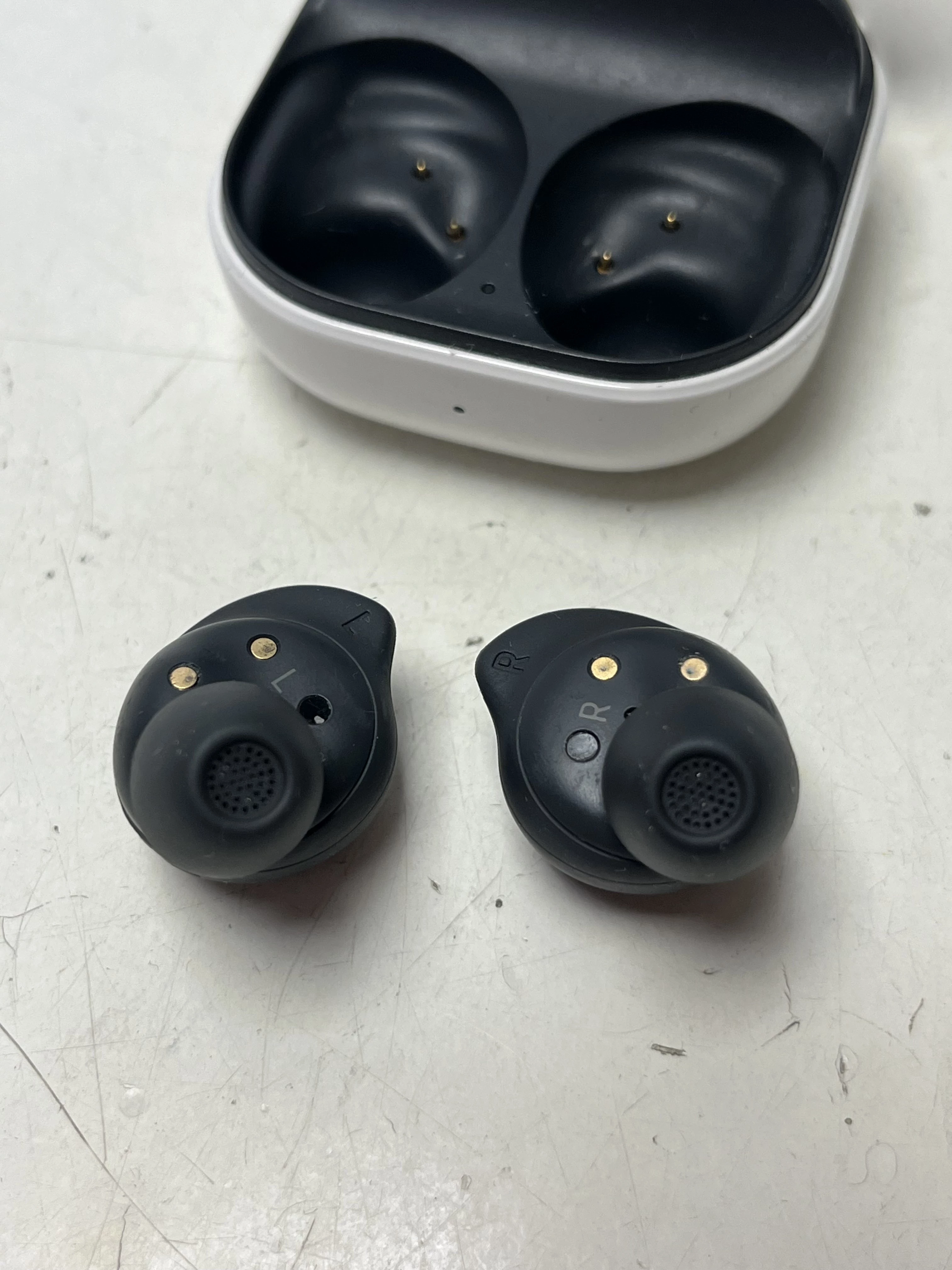 sluchawki-samsung-galaxy-buds-fe-kolor-dominujacy-129357-3