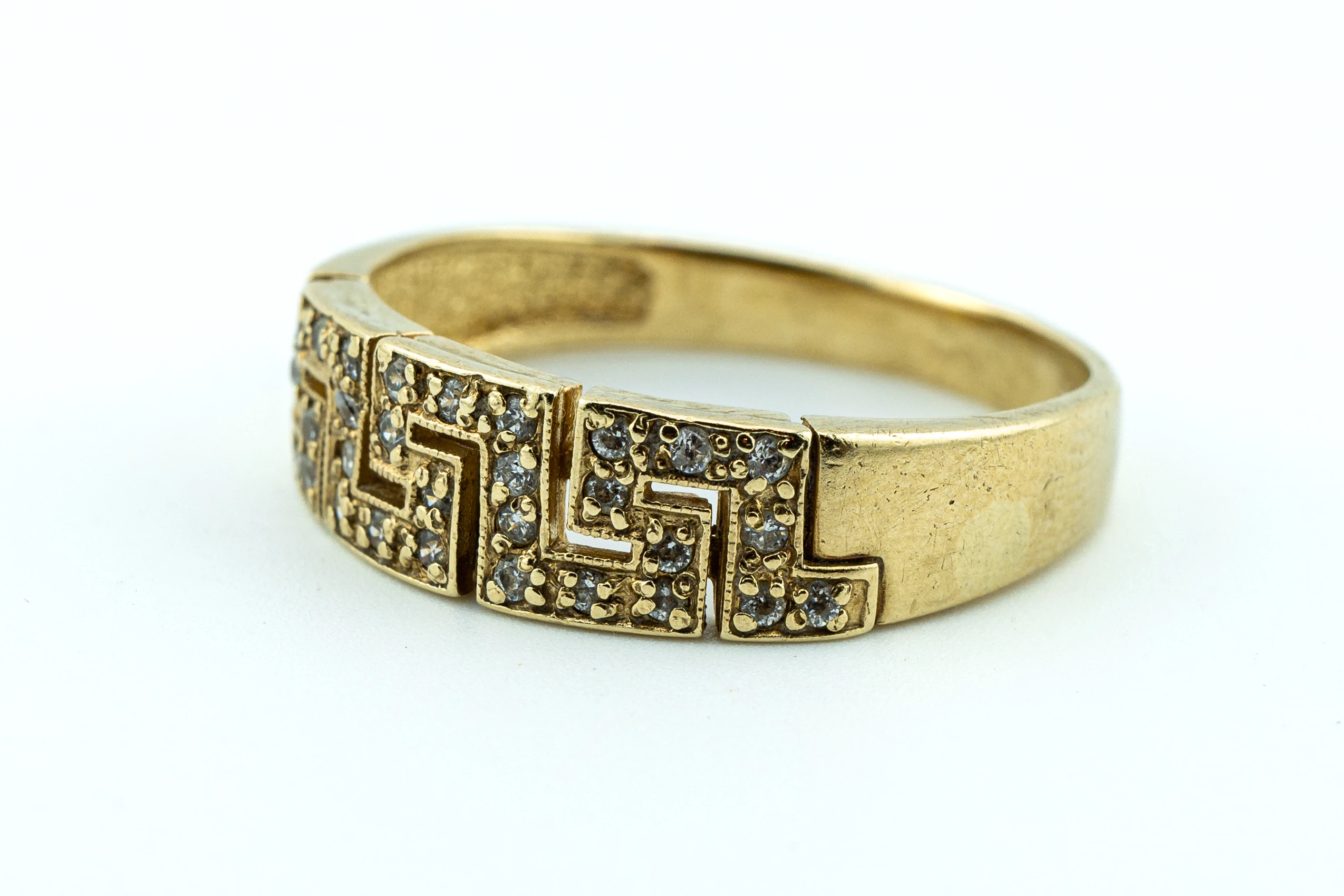 wygodny-szeroki-zloty-pierscionek-z-cyrkoniami-i-greckim-wzorem-zloto-333-plec-15851-1