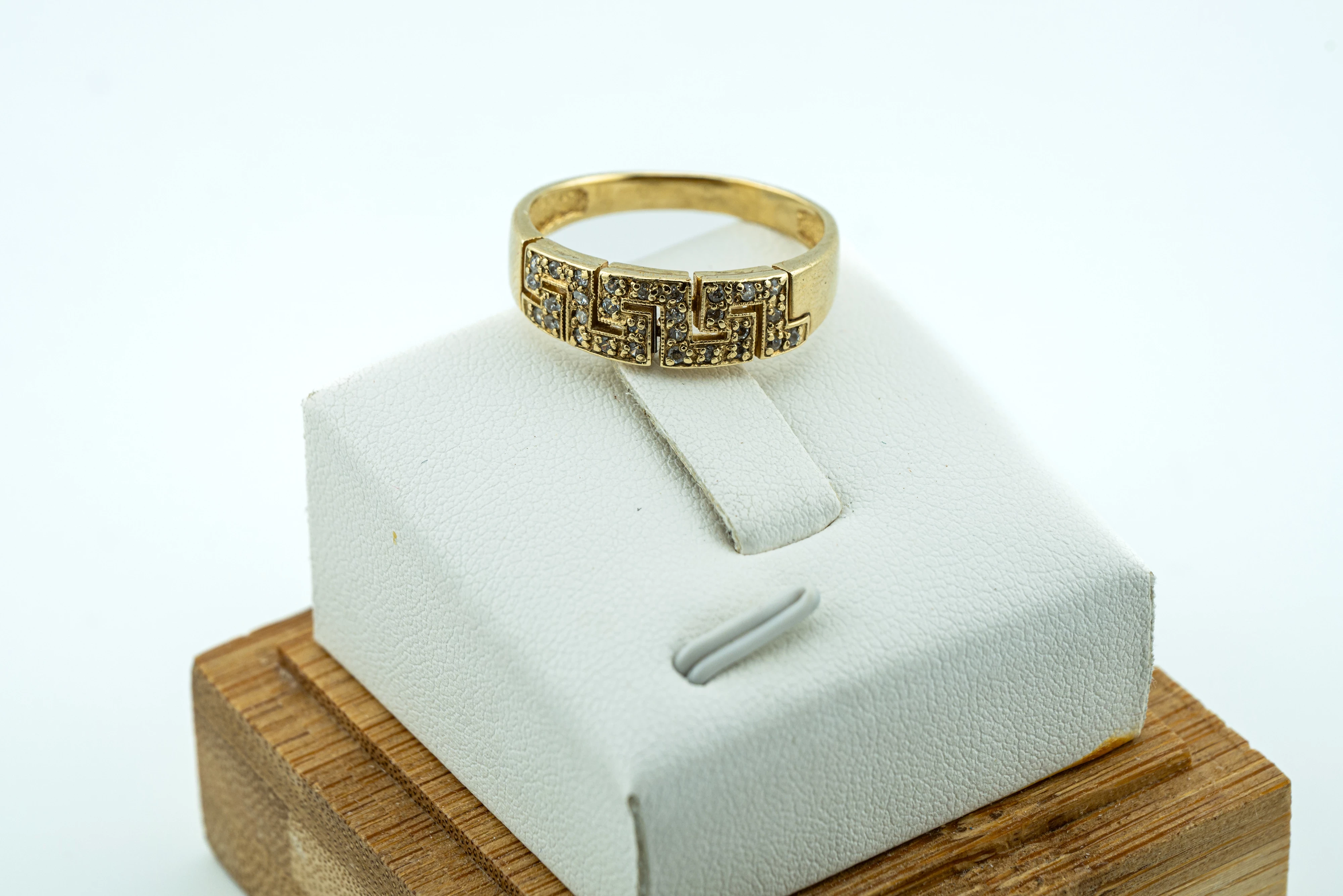 wygodny-szeroki-zloty-pierscionek-z-cyrkoniami-i-greckim-wzorem-zloto-333-kamien-17088-128