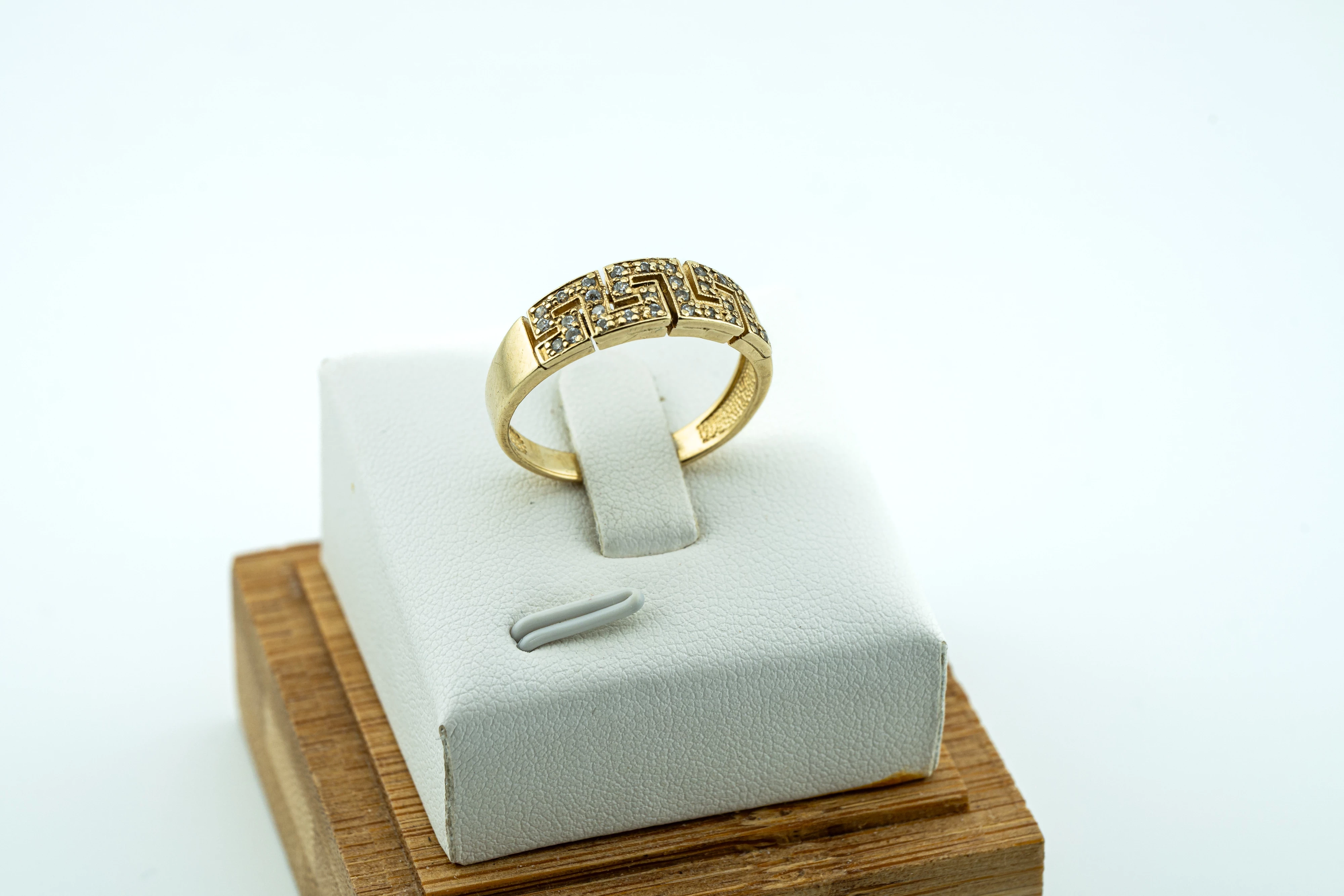 wygodny-szeroki-zloty-pierscionek-z-cyrkoniami-i-greckim-wzorem-zloto-333-rodzaj-2205-16