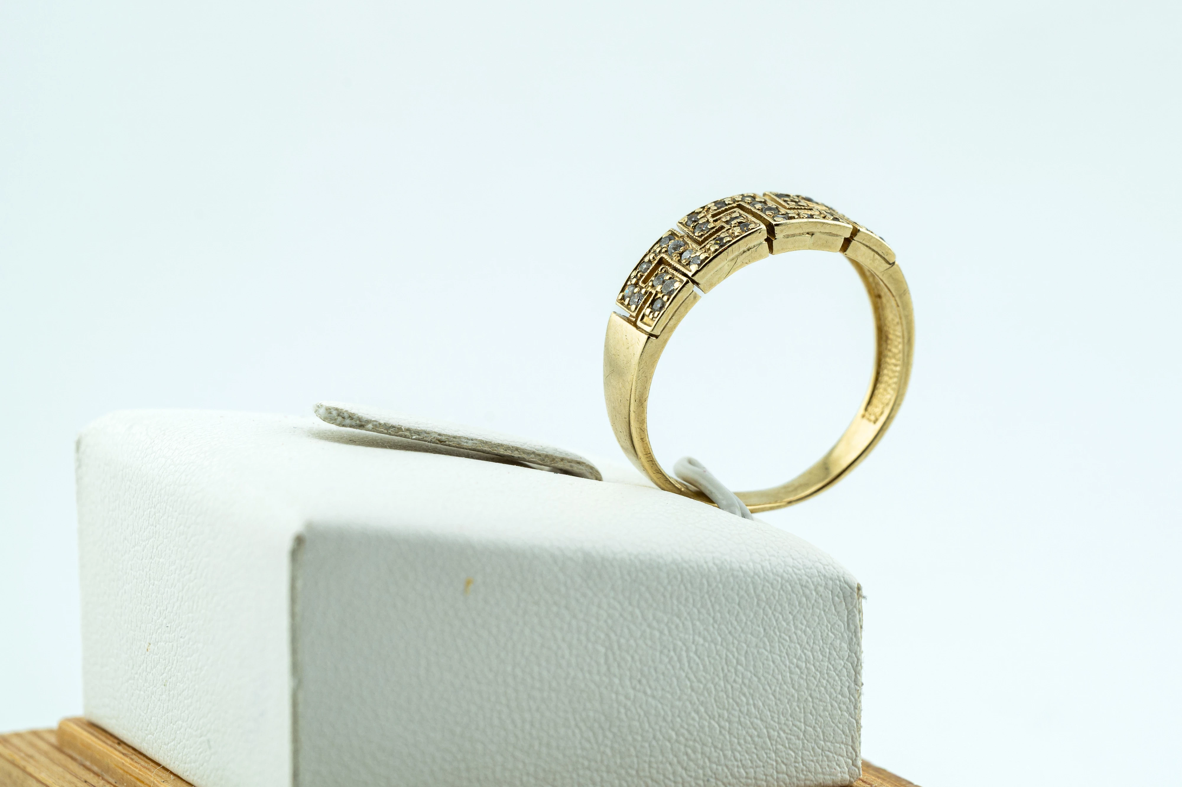 wygodny-szeroki-zloty-pierscionek-z-cyrkoniami-i-greckim-wzorem-zloto-333-marka-248811-958954