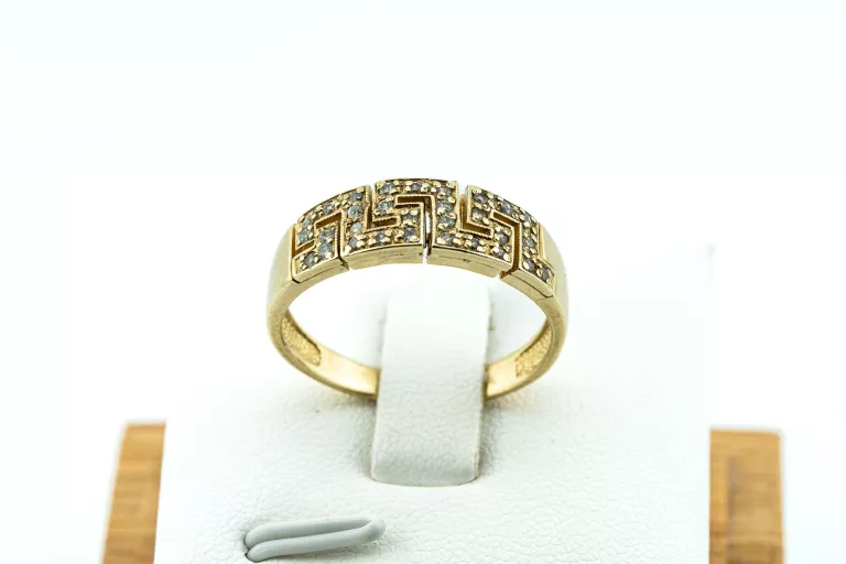 wygodny-szeroki-zloty-pierscionek-z-cyrkoniami-i-greckim-wzorem-zloto-333-material-15835-2