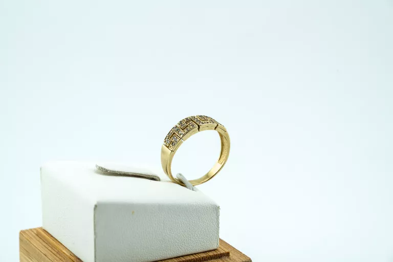 wygodny-szeroki-zloty-pierscionek-z-cyrkoniami-i-greckim-wzorem-zloto-333-waga-326