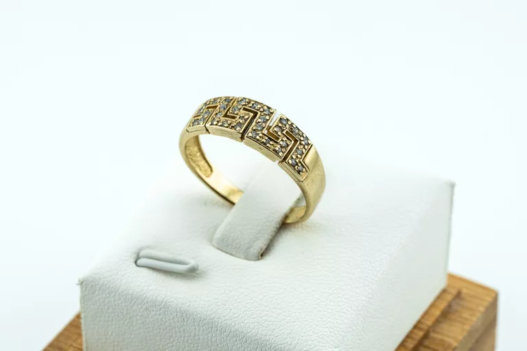 wygodny-szeroki-zloty-pierscionek-z-cyrkoniami-i-greckim-wzorem-zloto-333-stan-11323-2