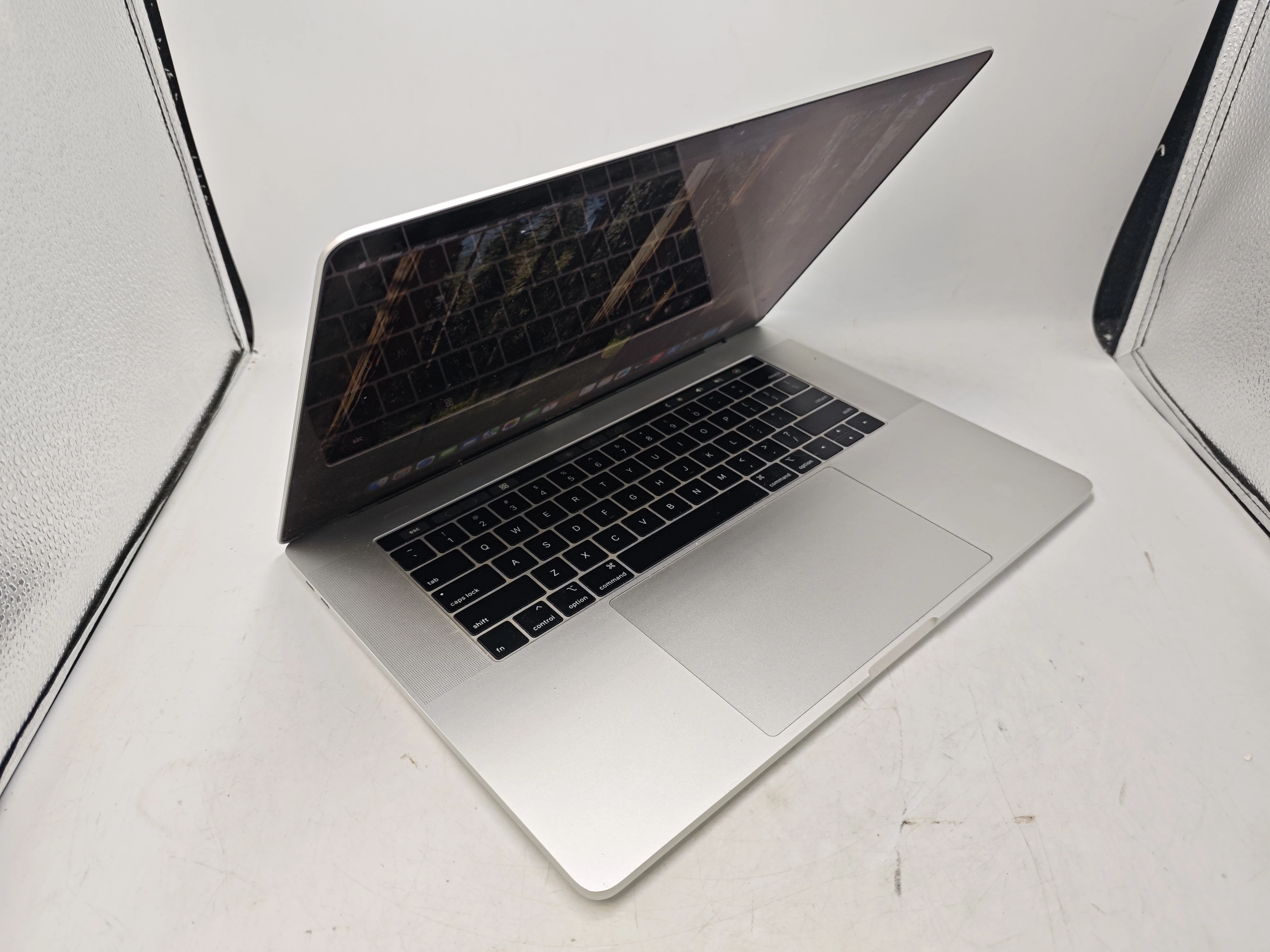 laptop-macbook-pro-15-2019-intel-core-i9-16gb-ram-512gb-ssd-lad-rozdzielczosc-px-4474-211489