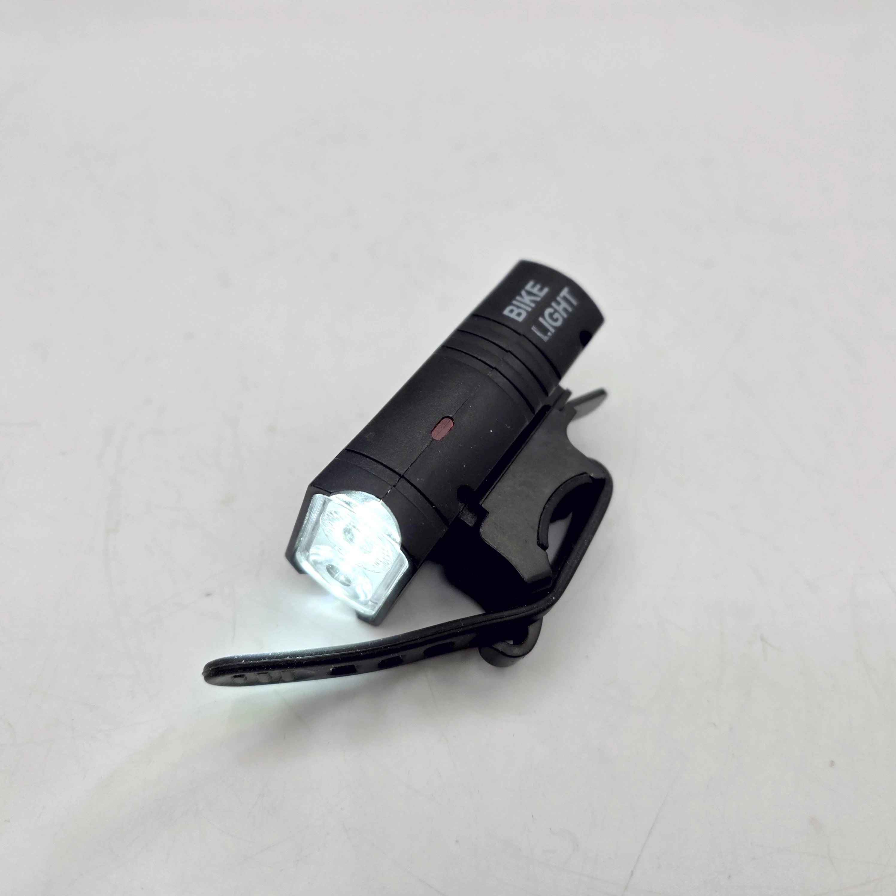 lampka-rowerowa-3-maja-48-poznan-ska-x