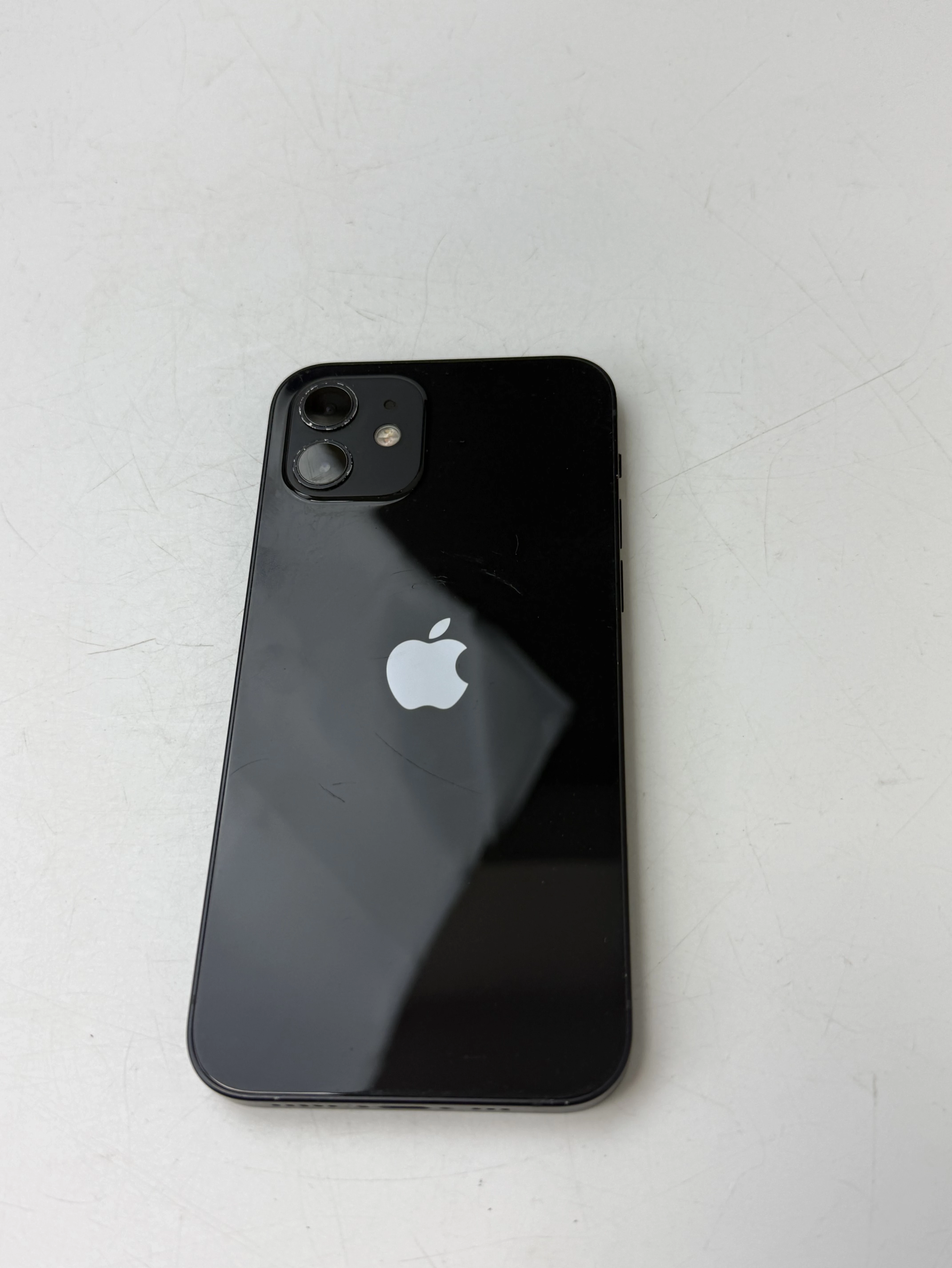 telefon-iphone-12-pudelko-przekatna-ekranu-610