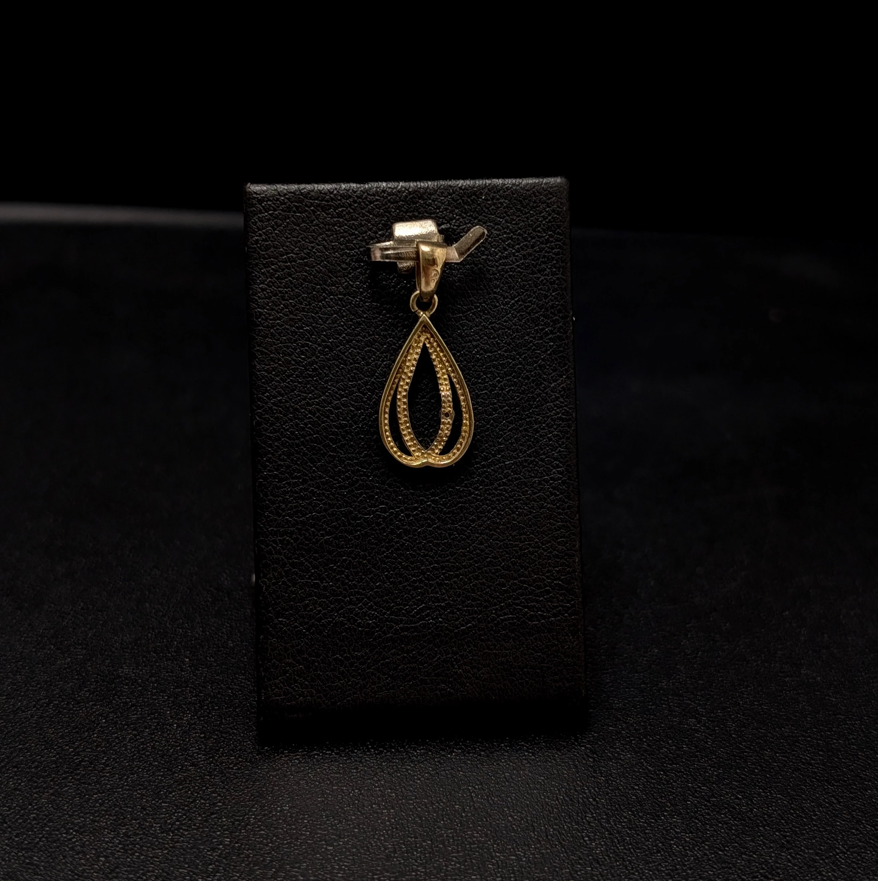 piekna-zlota-zawieszka-stan-11323-238058