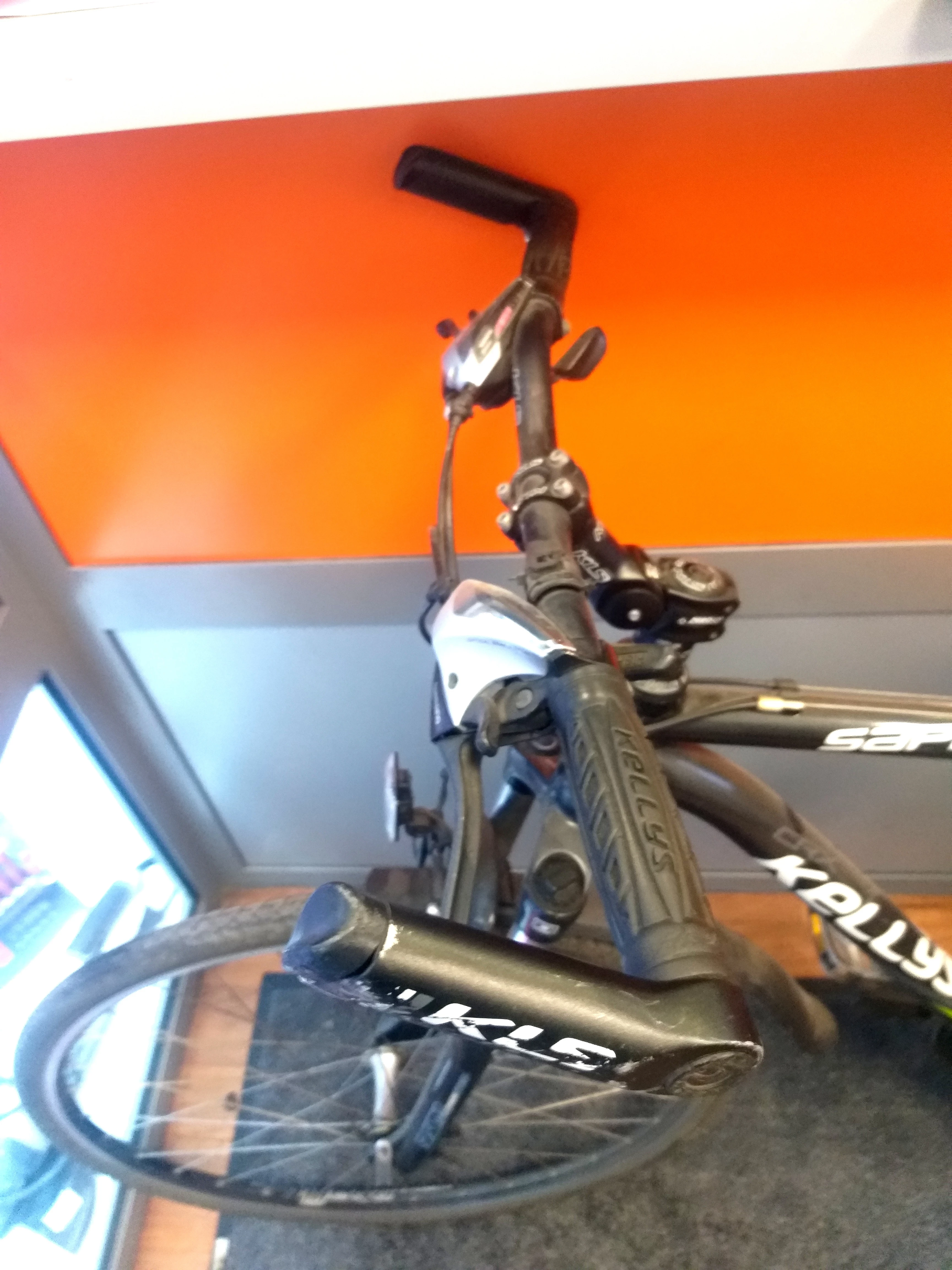 rower-crossowy-kellys-saphix-rama-21-cali-kolo-28-cali-material-ramy-179-1