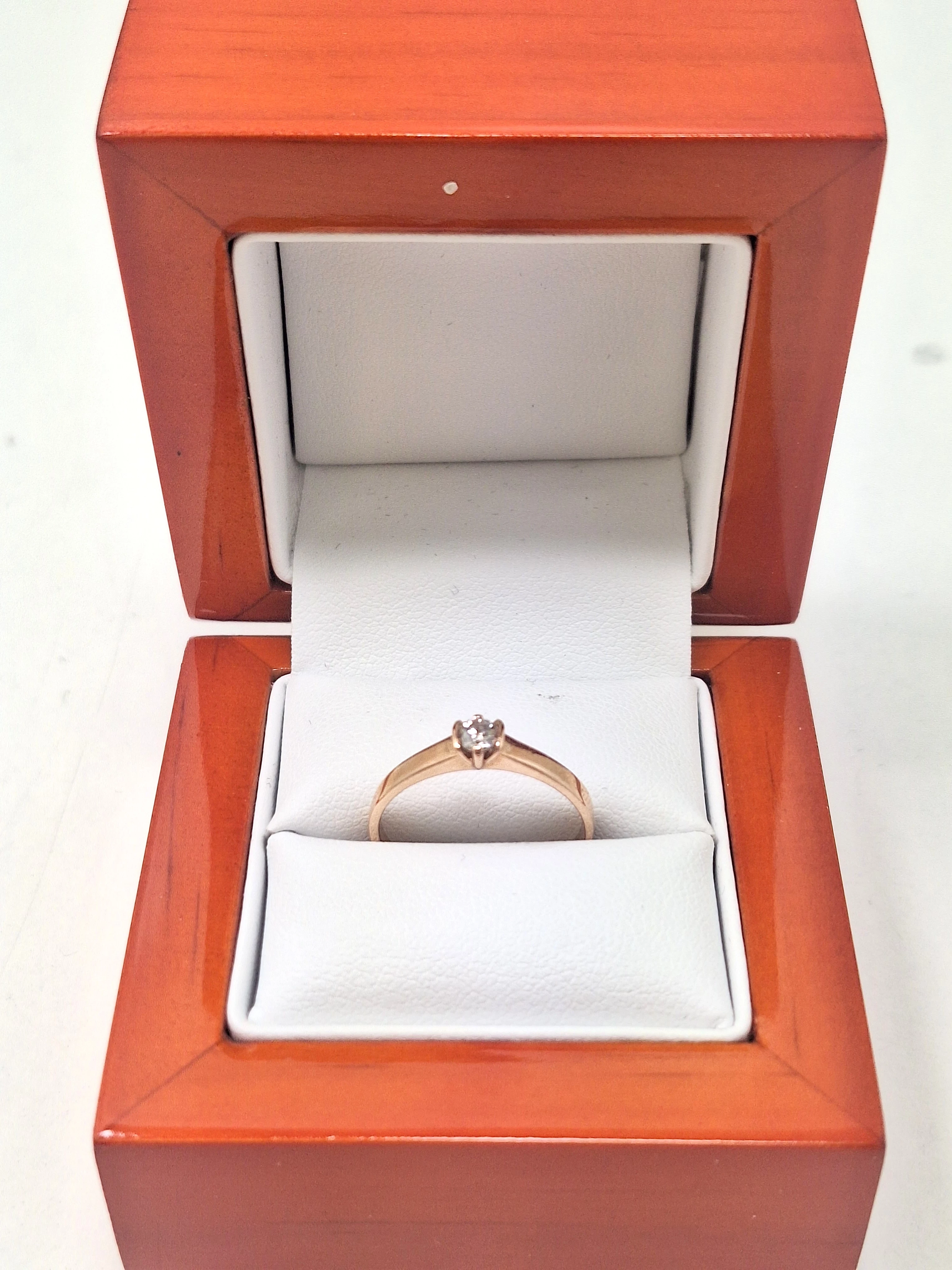 zloty-pierscionek-z-brylantem-015ct-p585-r14-186g-stan-11323-2