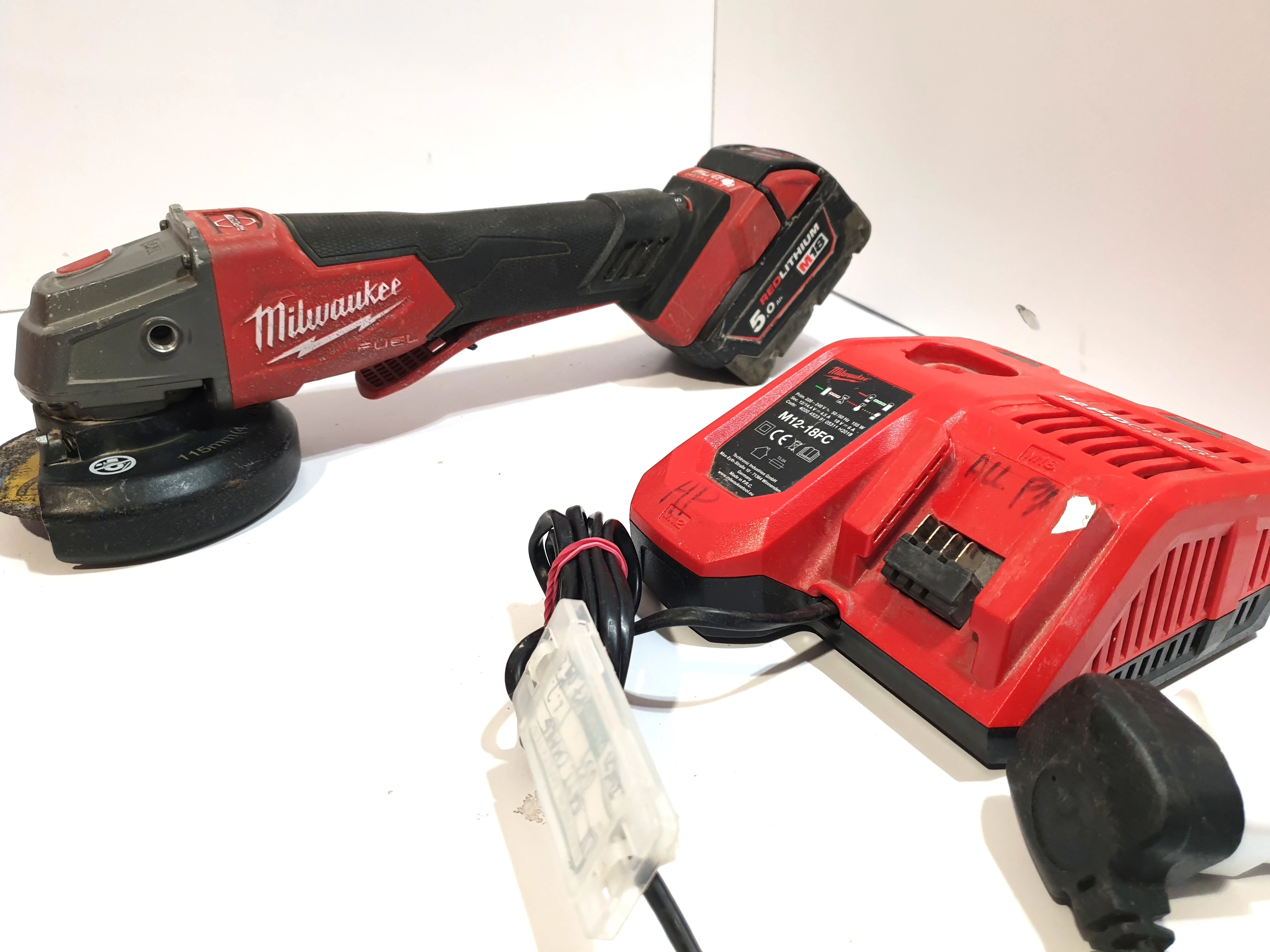 milwaukee-m18-szlifierka-katowa-o-zmiennej-predkosci-i-hamowaniu-akulad-ean-gtin-4058546360559