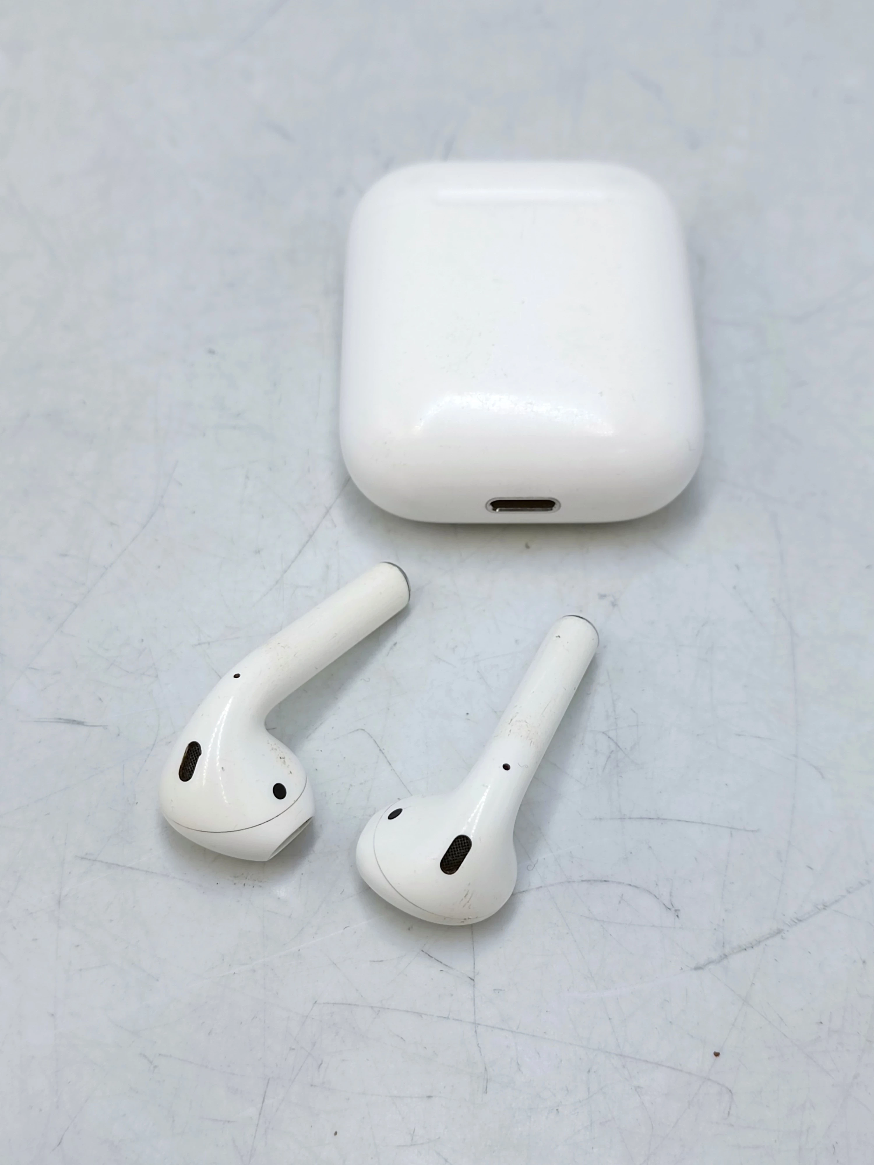 sluchawki-bezprzewodowe-douszne-apple-airpods-2-generacji-stan-11323-2