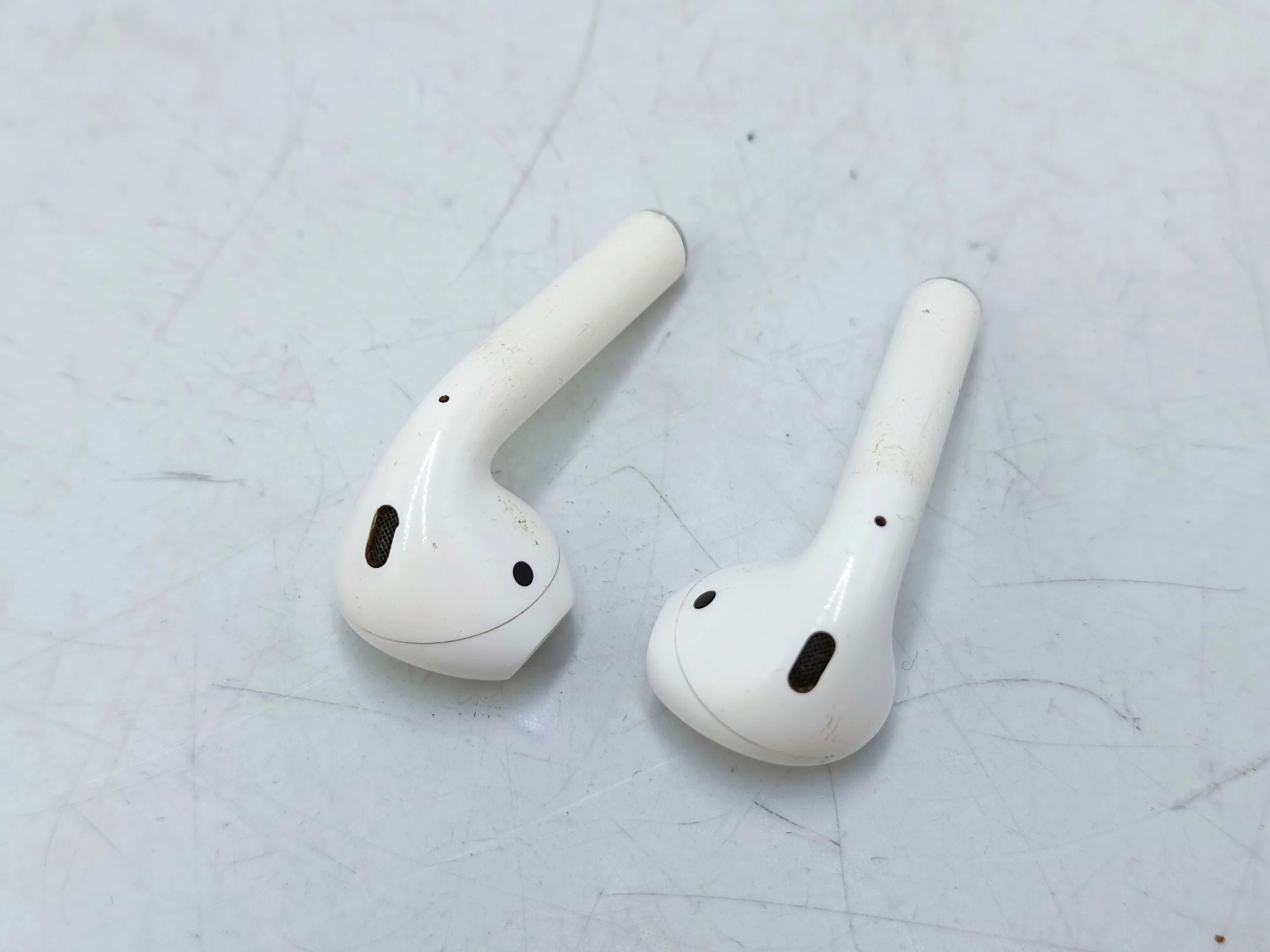 sluchawki-bezprzewodowe-douszne-apple-airpods-2-generacji-ean-gtin-5906142307067