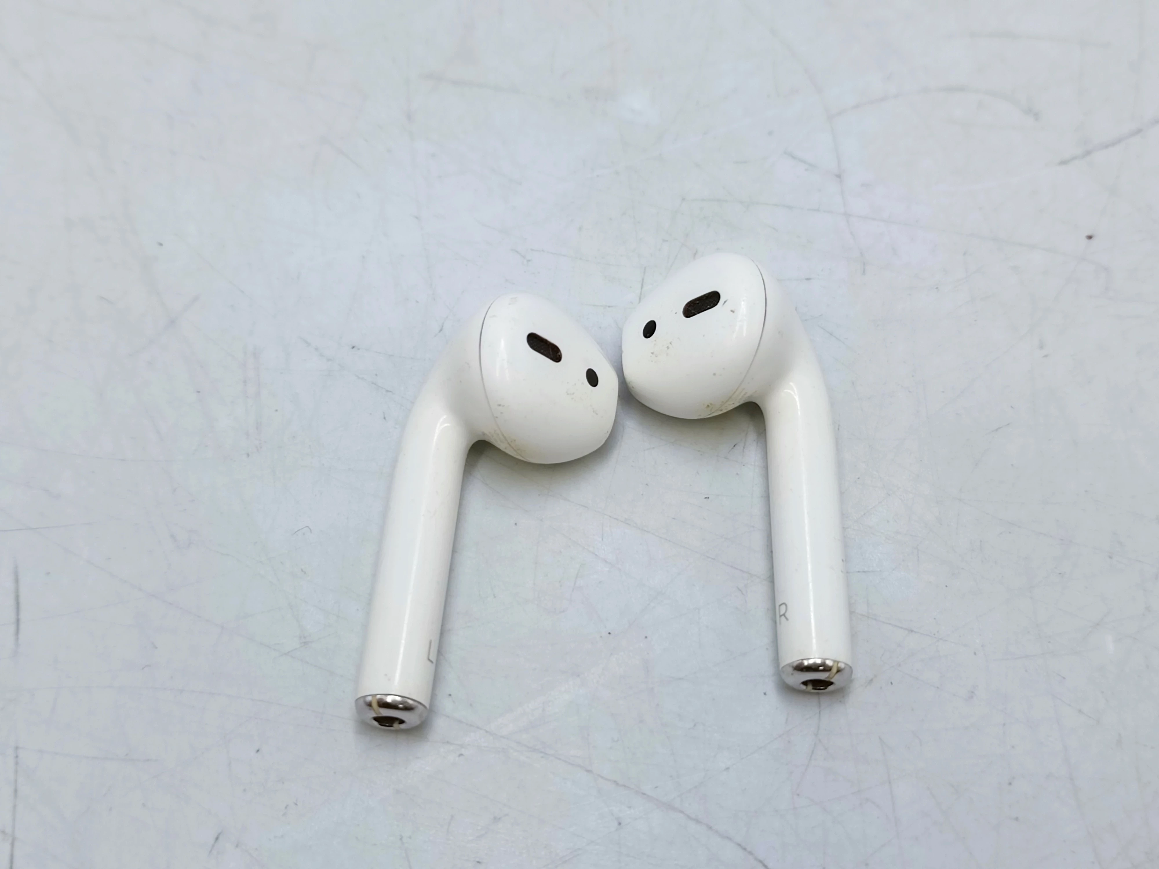 sluchawki-bezprzewodowe-douszne-apple-airpods-2-generacji-kolor-dominujacy-129357-2