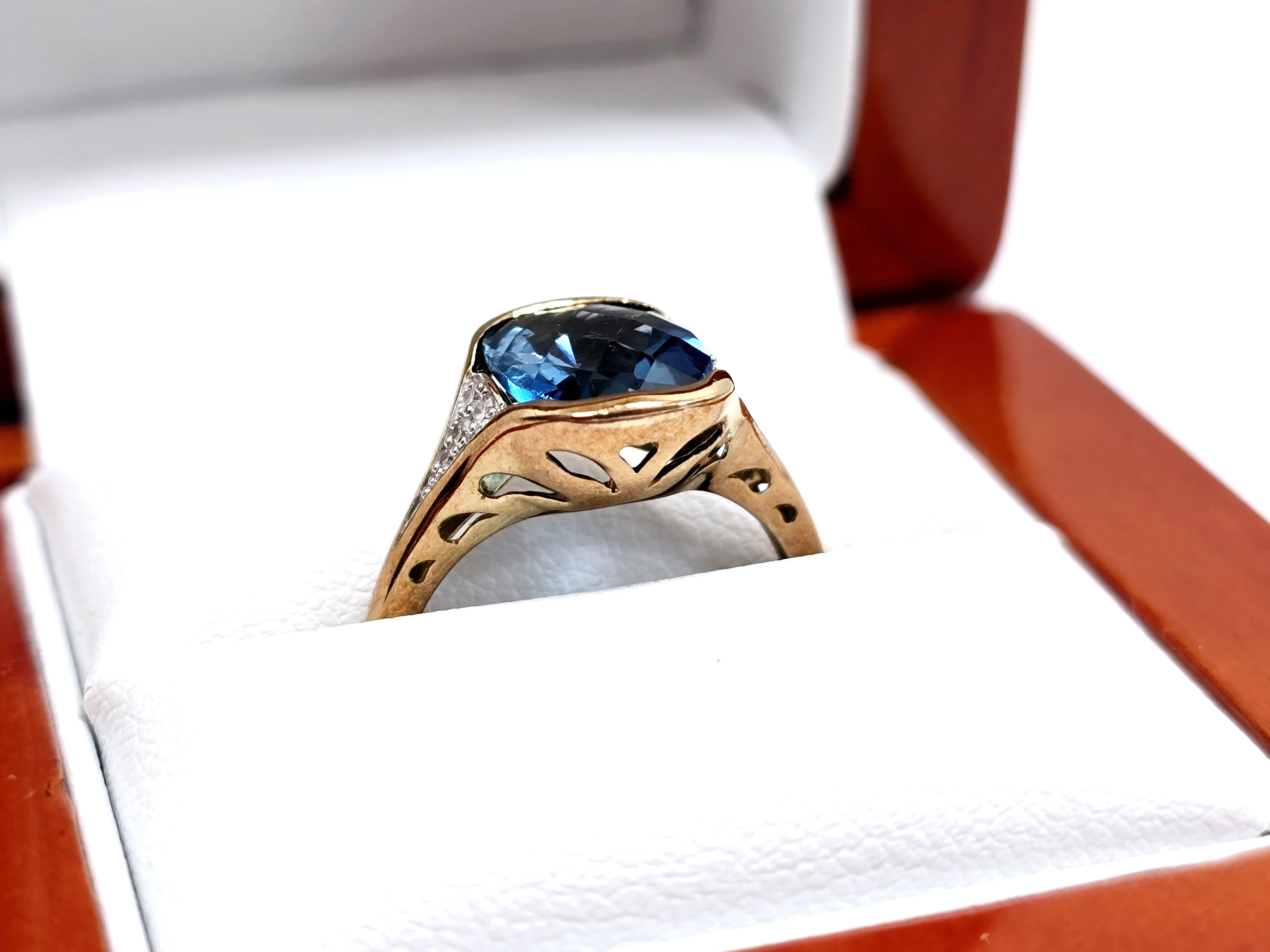 zloty-pierscionek-z-diamentami-oraz-topazem-pr333-r11-waga-232